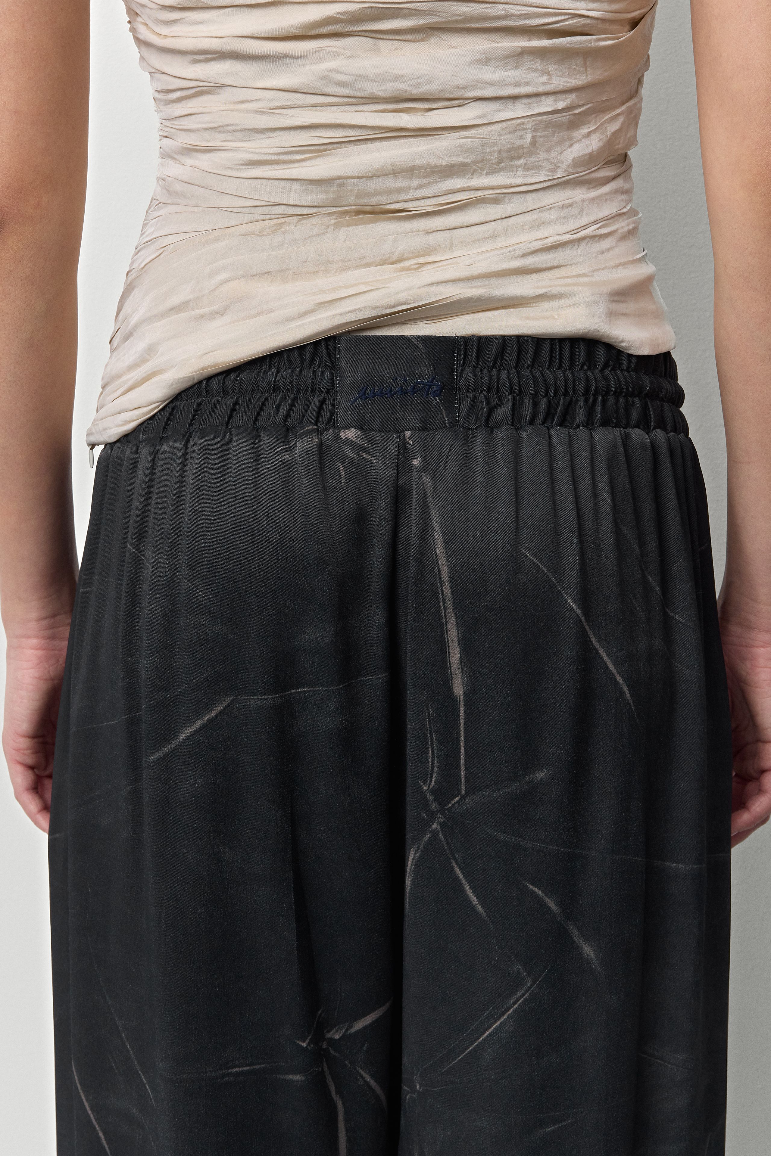 Salix Shorts - Black Viscose Print | Miista