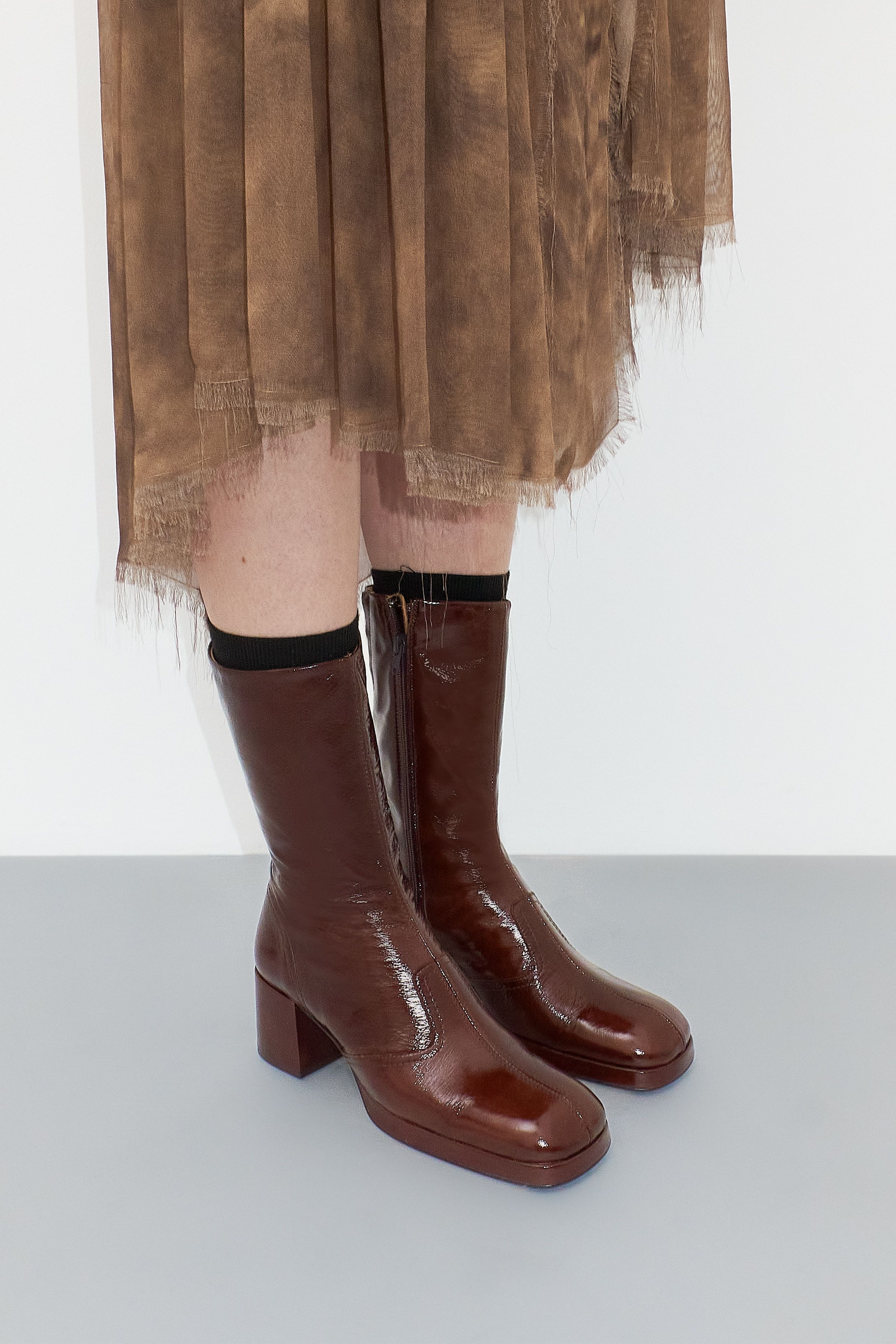【関税込み】Miista ブラウン Cass エナメル ブーツ Cass Brown Patent Boots | Miista