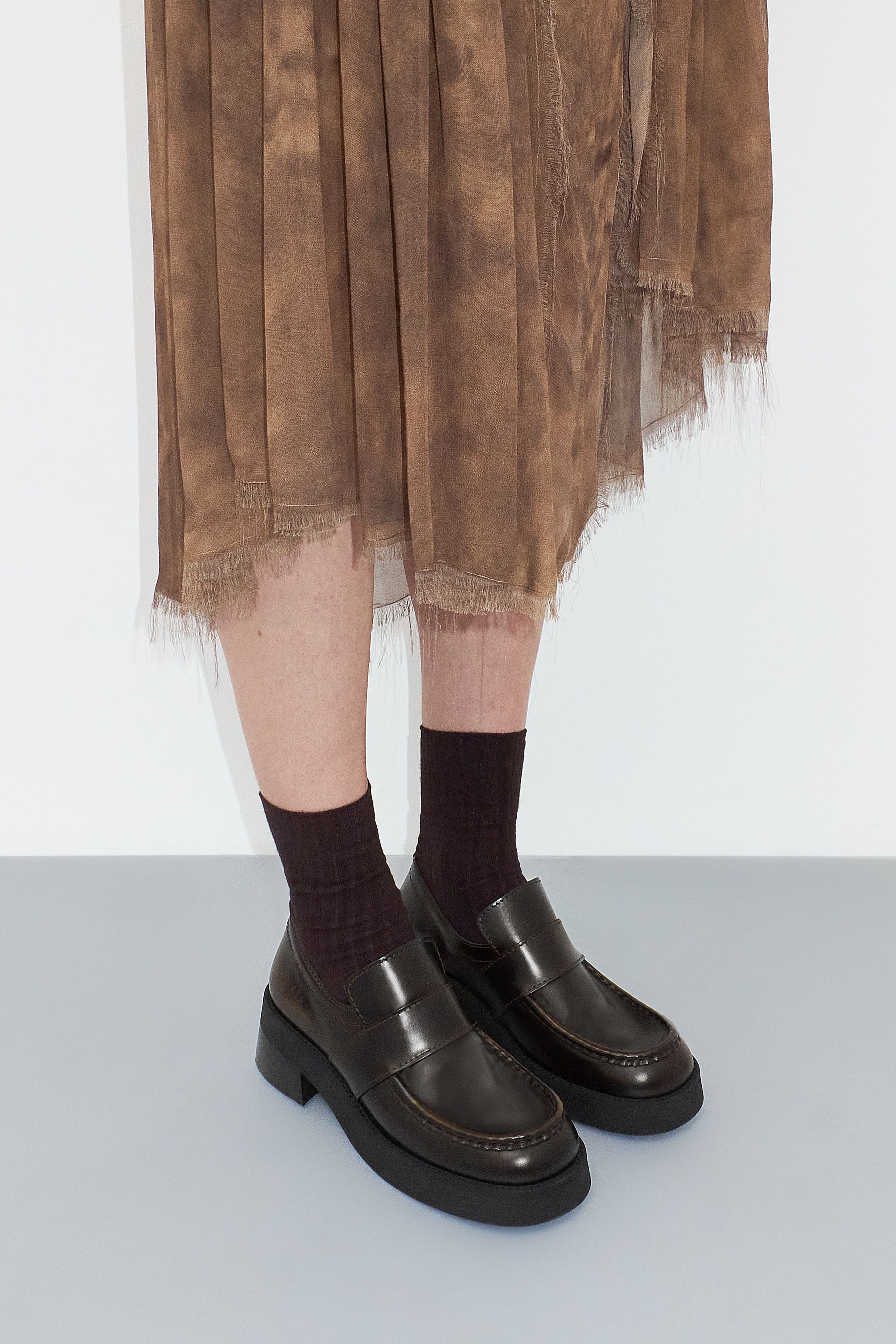 トップス LGB OS/MID VELOUR cafe mocha Lib Brown & Black Loafers | Miista