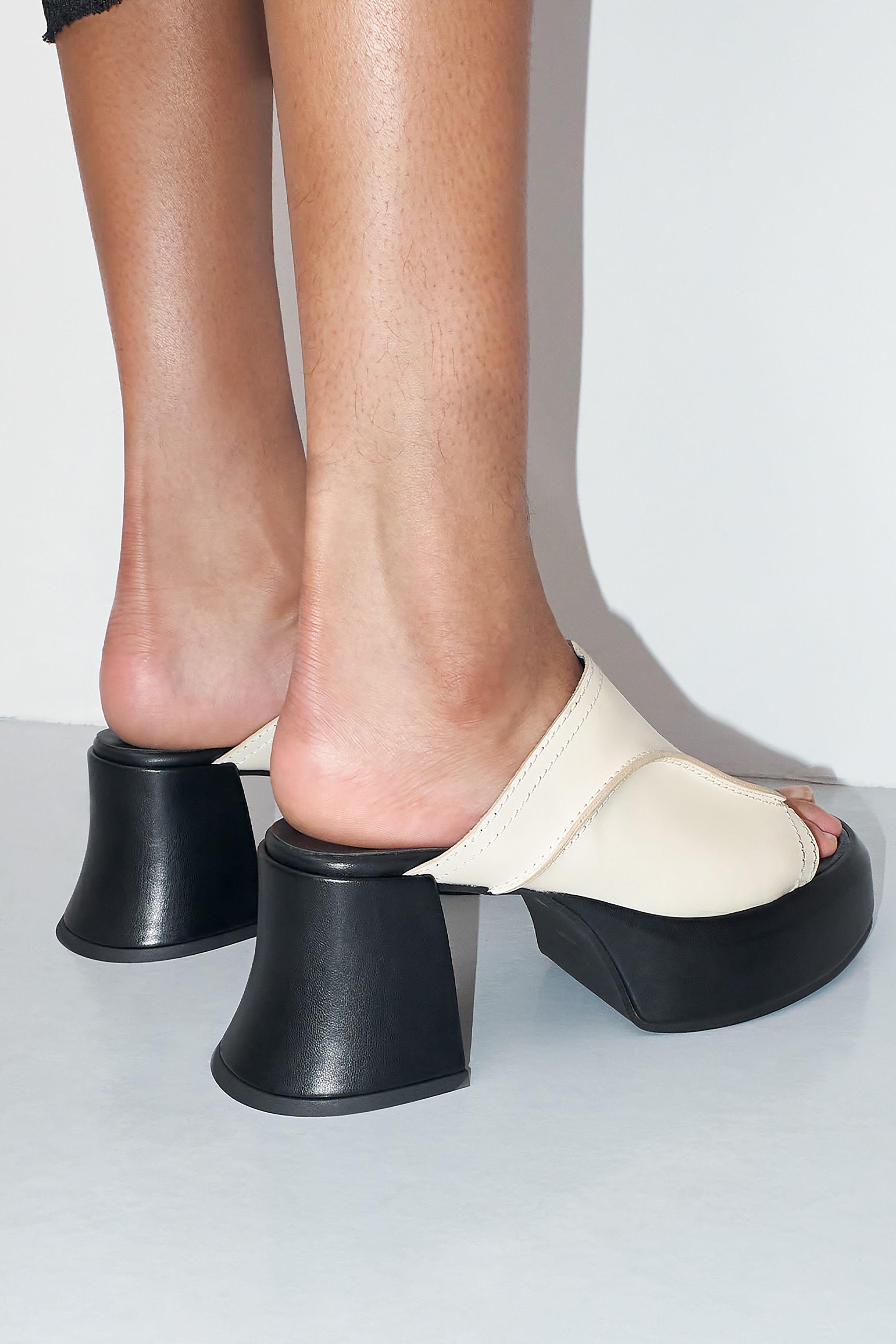 ★ MUUTO★ mslab 09 MUMS9 Lota Super Cream Sandals | Miista