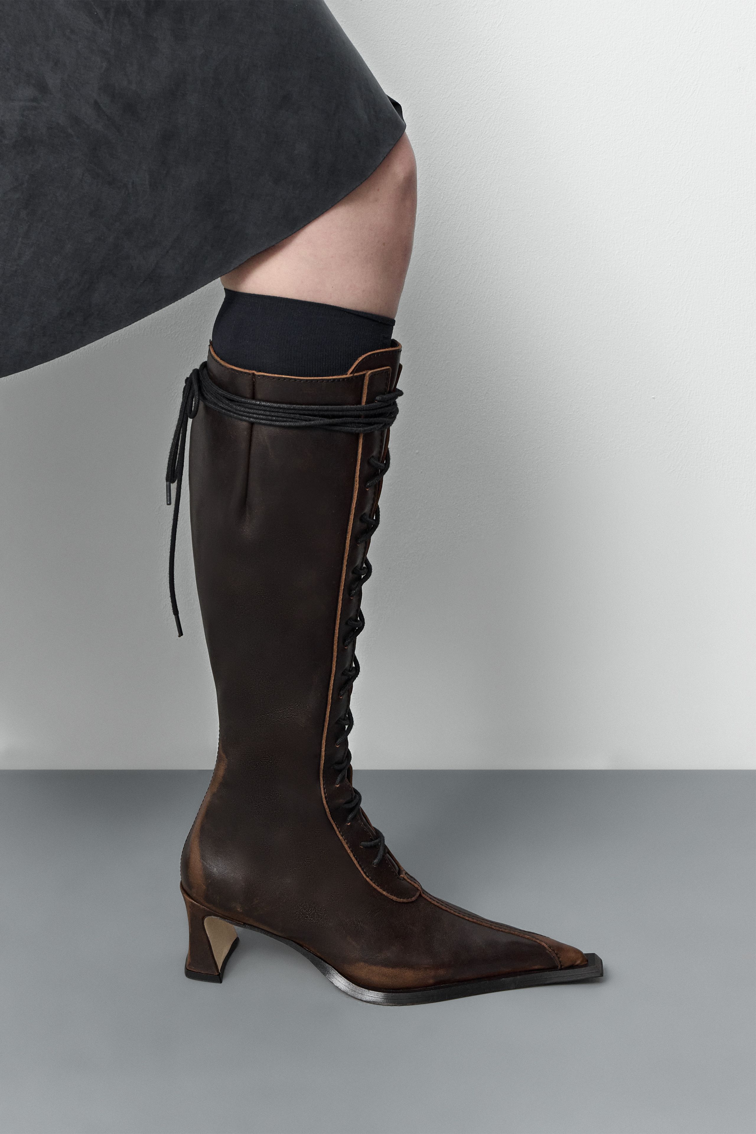 エマ Ambika Boots - Brown Brush Off Leather | Miista