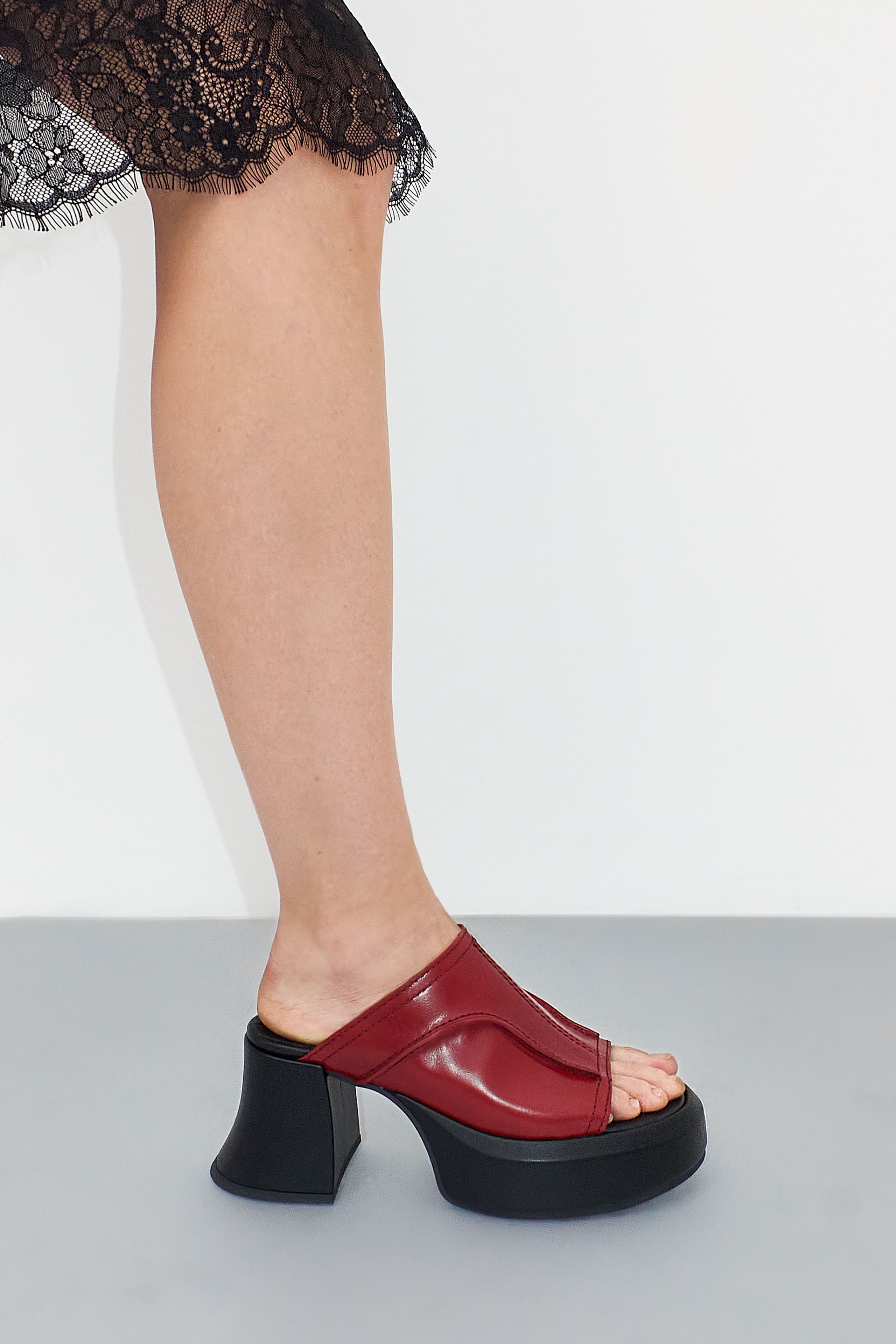 【関税込み】Miista レッド Lota ミュール Miista Red Lota Sandals | Urban Outfitters UK