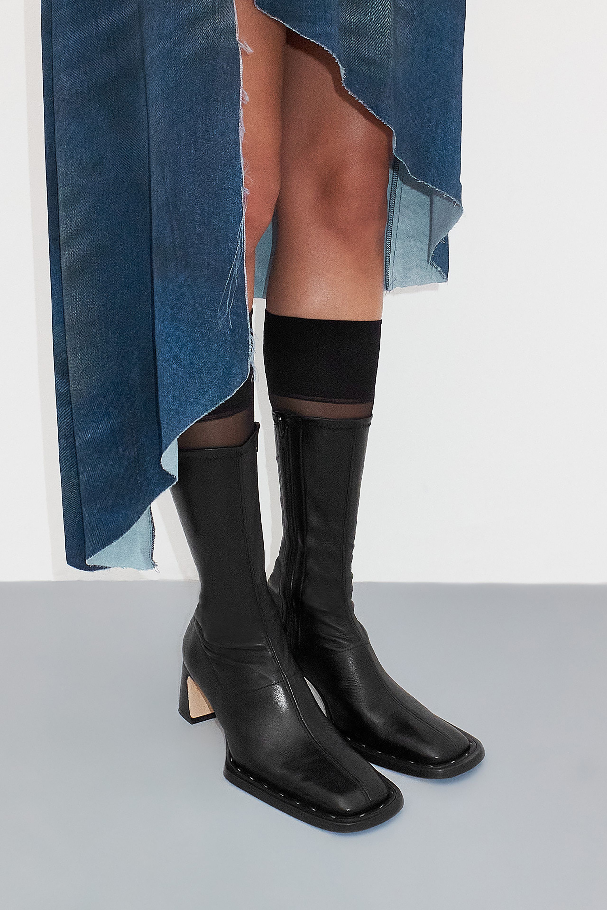 【関税込み】Miista ブラック Chastity ストレッチ ブーツ Black Chastity Stretch Boots by Miista on Sale