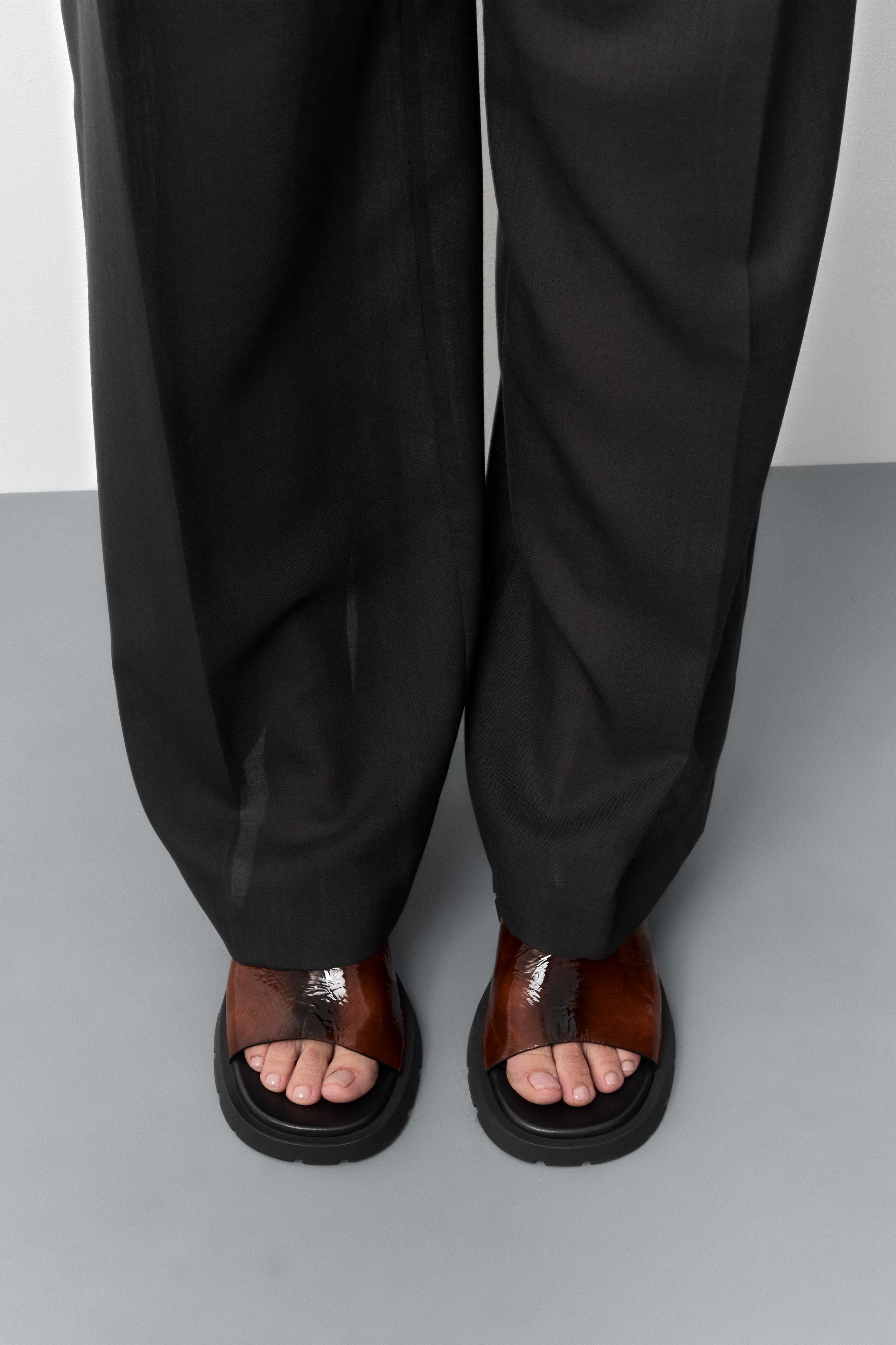 極美品！　ISŌ Sandals calf leather Ini Sandals - Brown Shiny Leather | Miista