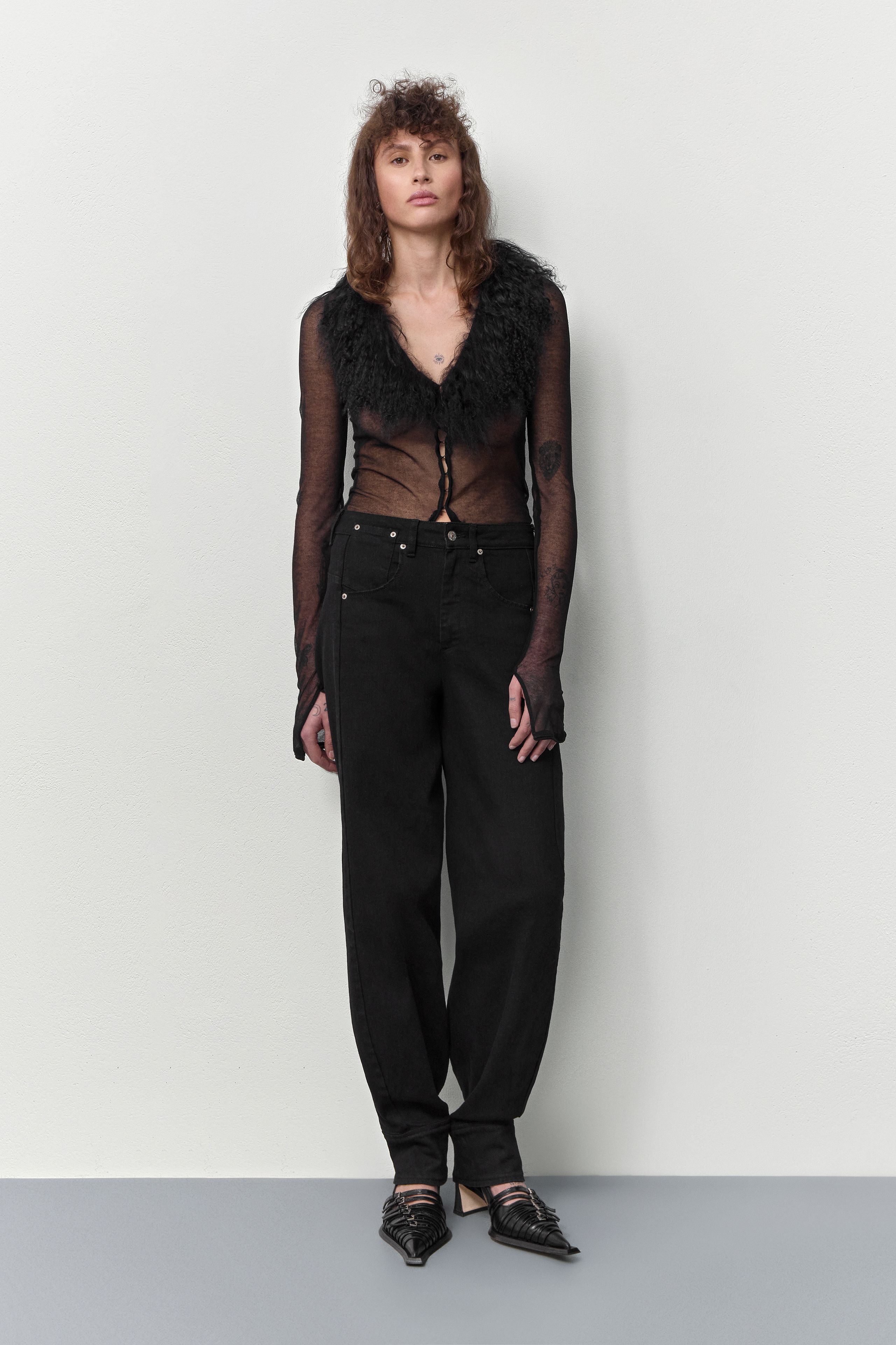 Nirali Courts - Black Leather | Miista