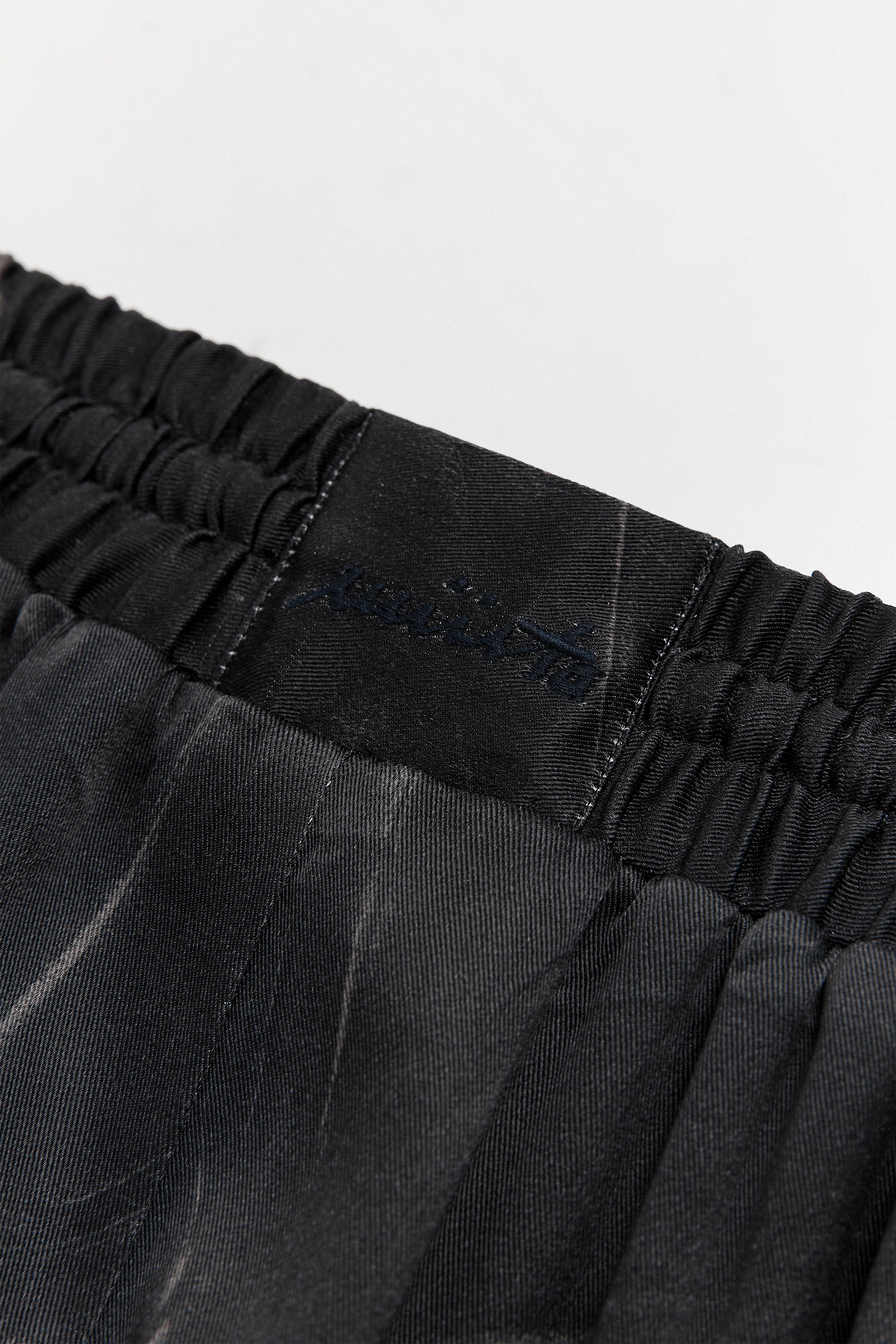 Salix Shorts - Black Viscose Print | Miista