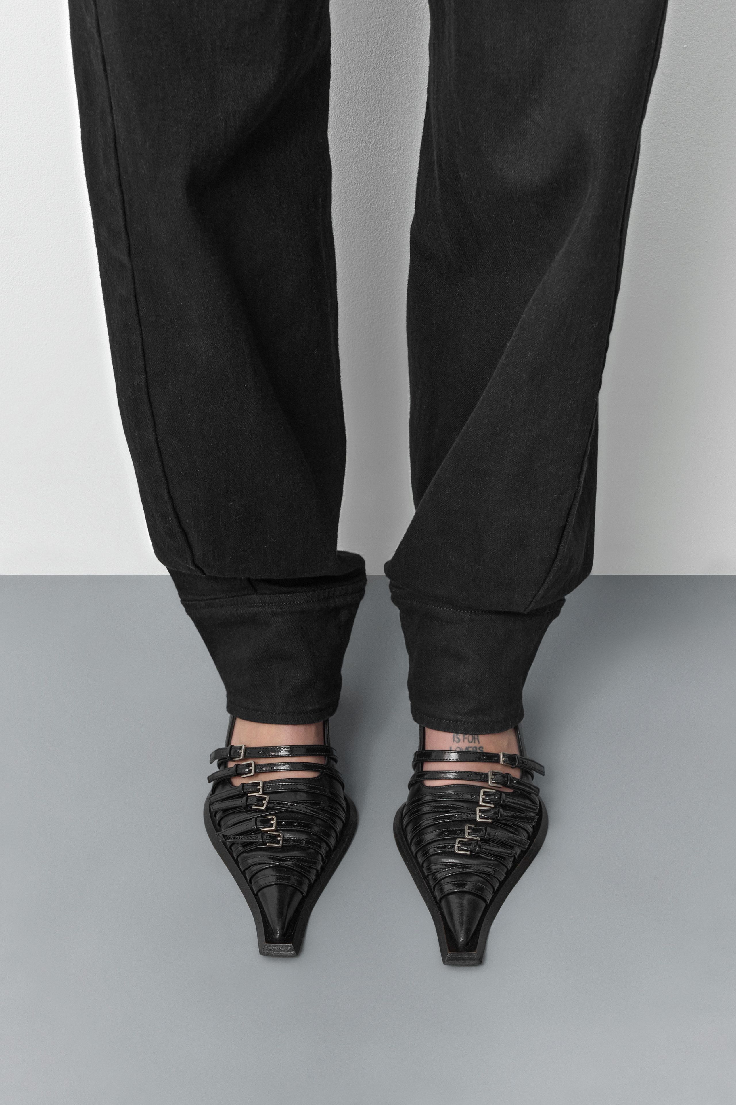 Nirali Courts - Black Leather | Miista