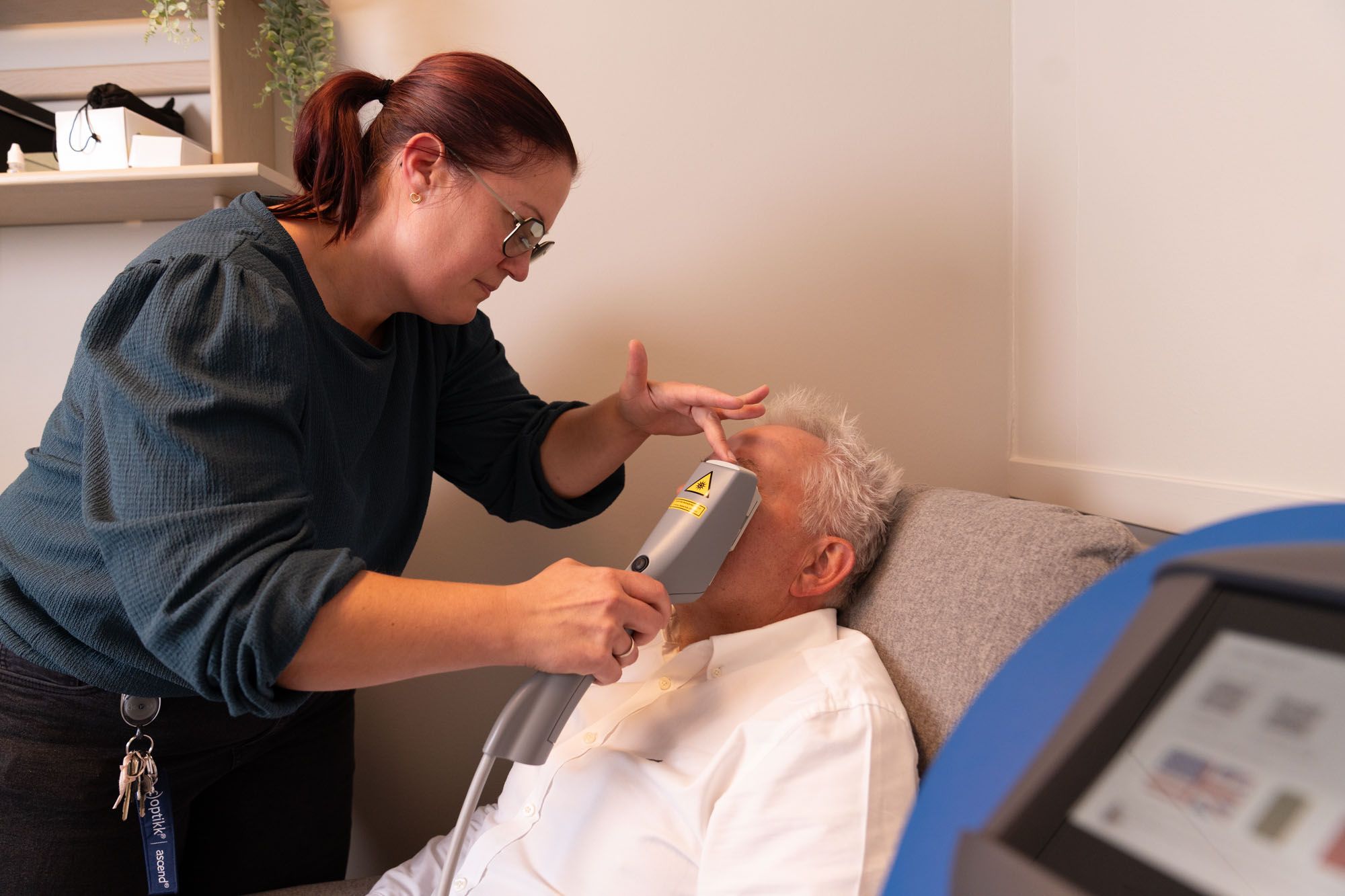 Optiker gir IPL-lysbehandling mot tørre øyne hos c)optikk Revetal