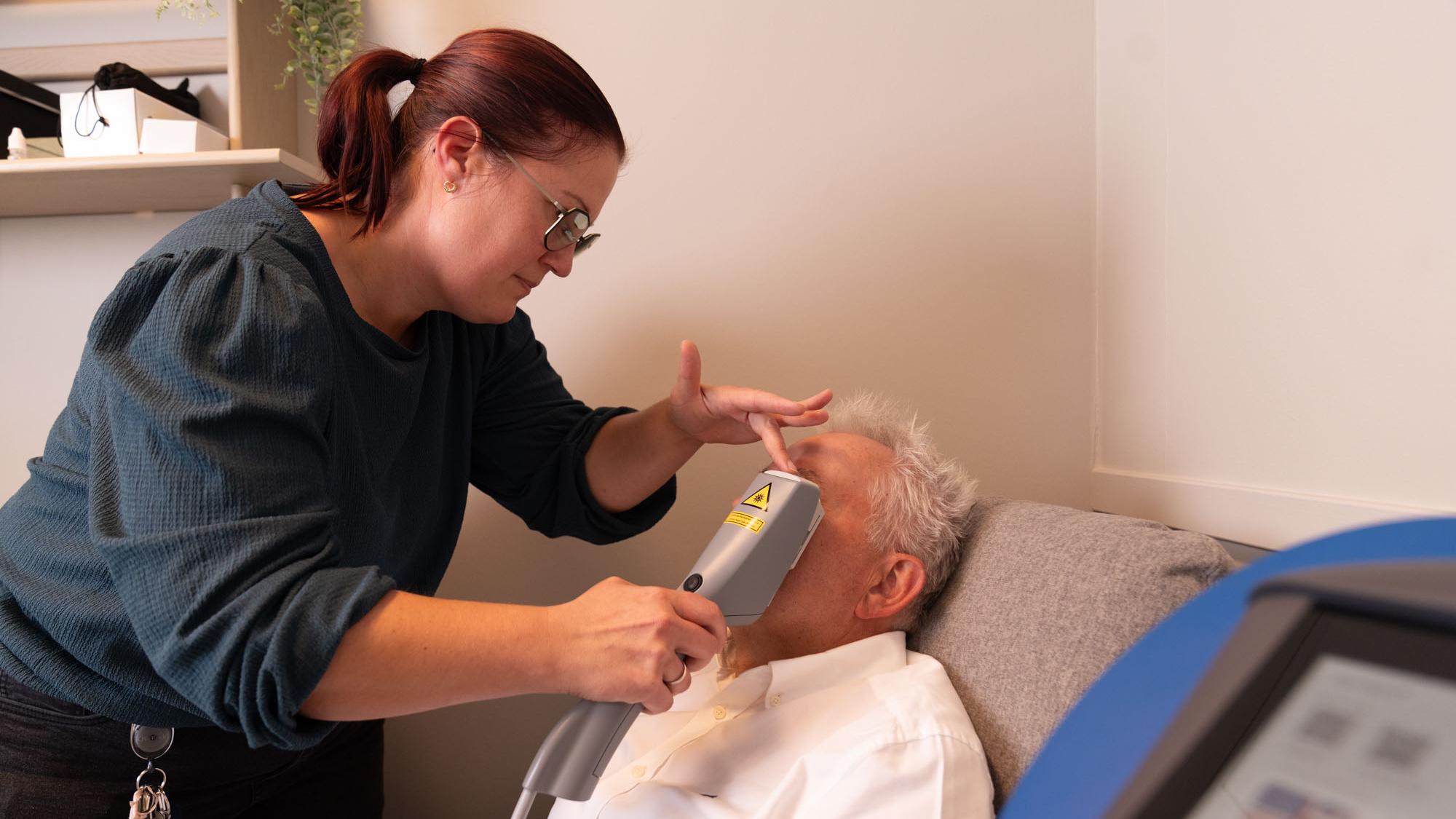 Optiker gir IPL-lysbehandling mot tørre øyne hos c)optikk Revetal