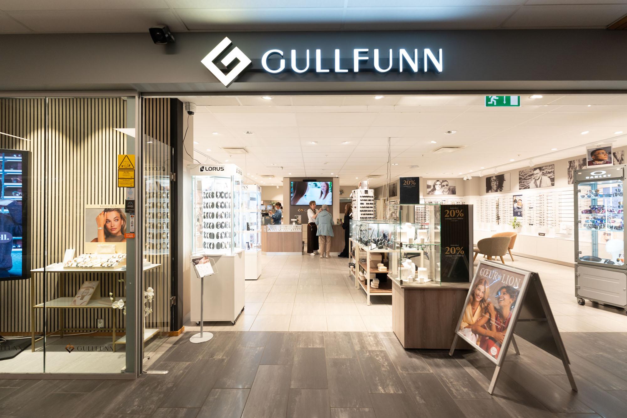 Inngangen til Gullfunn Revetal og c)optikk Revetal på Re-torvet