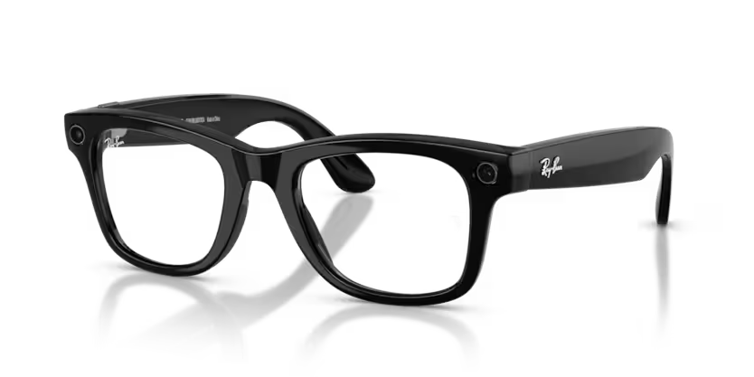 Ray-Ban Meta Wayfarer smartbrille i sort, sett skrått forfra med klare glass