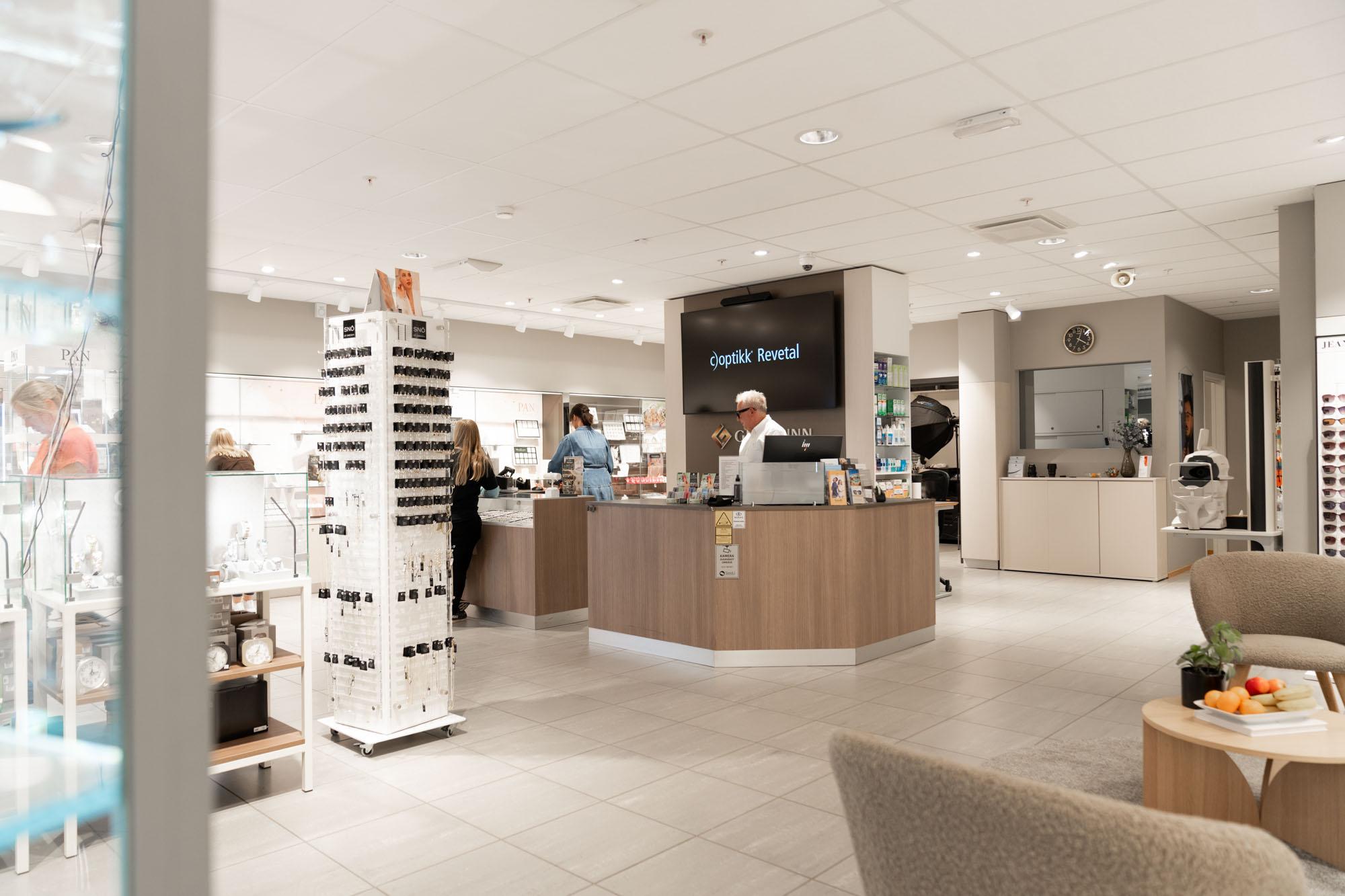 Butikken til c)optikk Revetal på Re-torvet sett fra inngangen