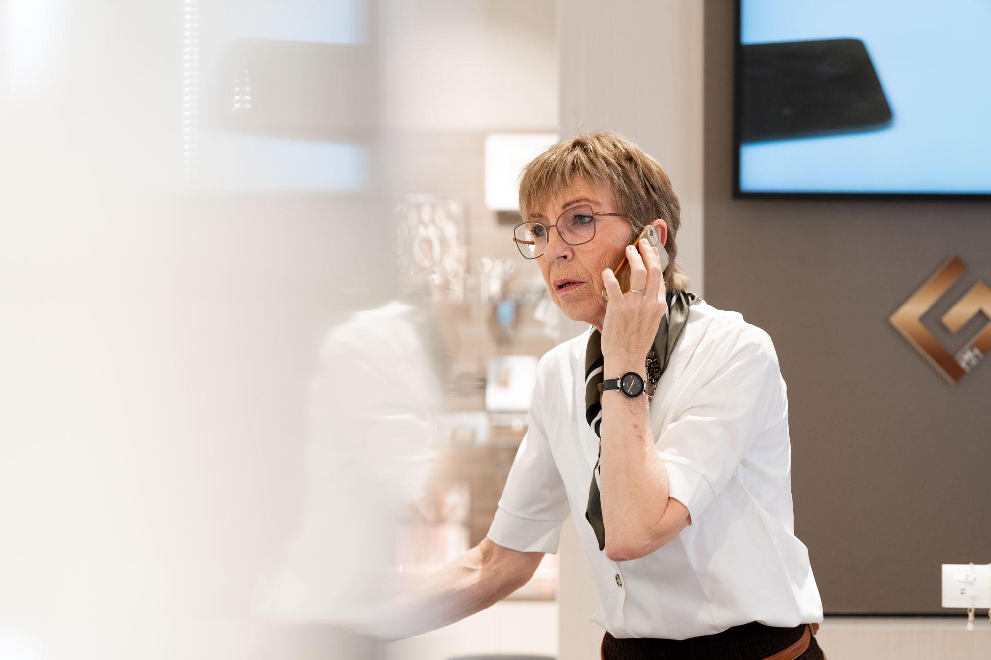 Kunderådgiver i telefonen hos c)optikk Revetal