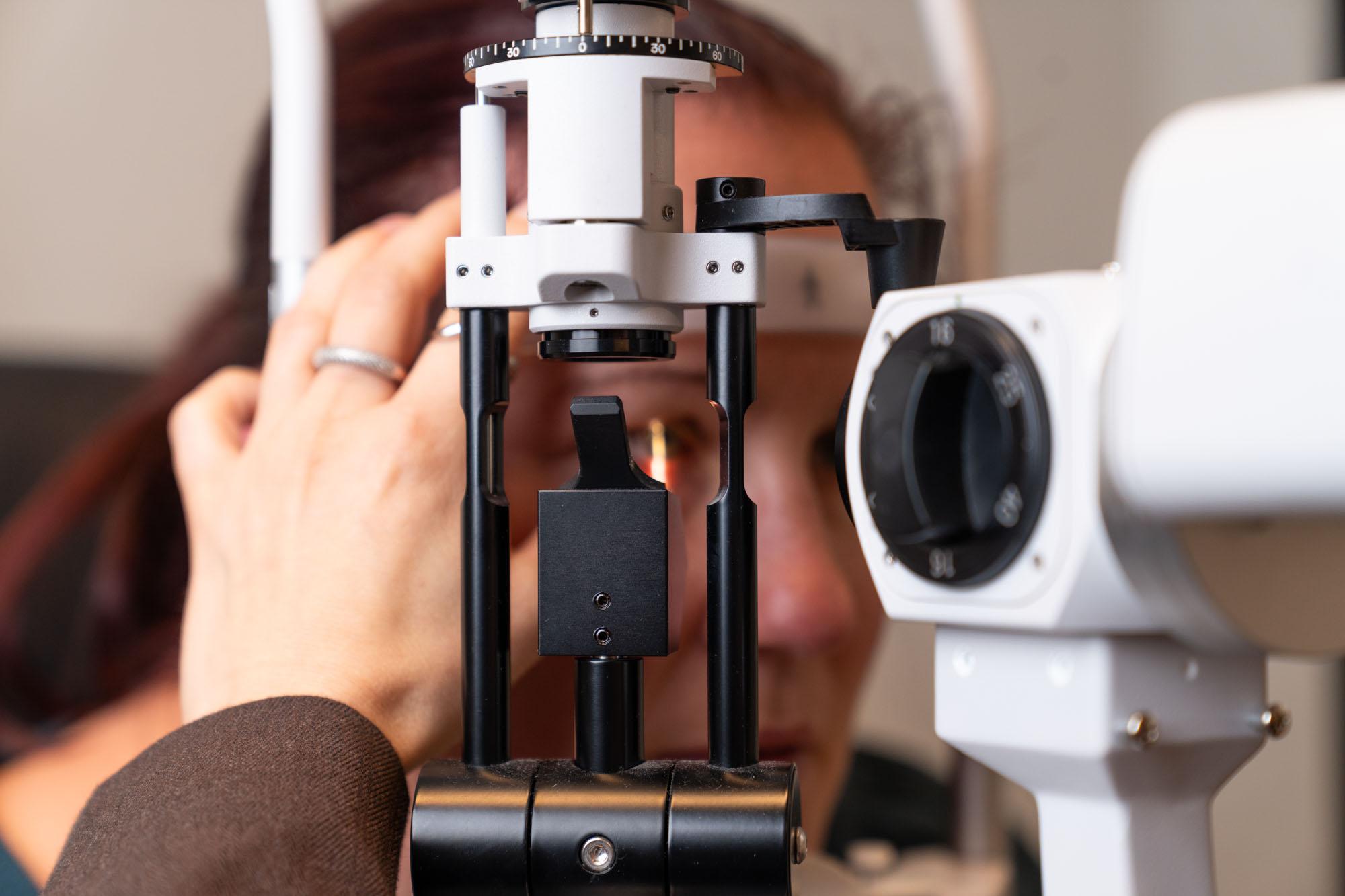 Synsundersøkelse med foropter hos c)optikk Revetal