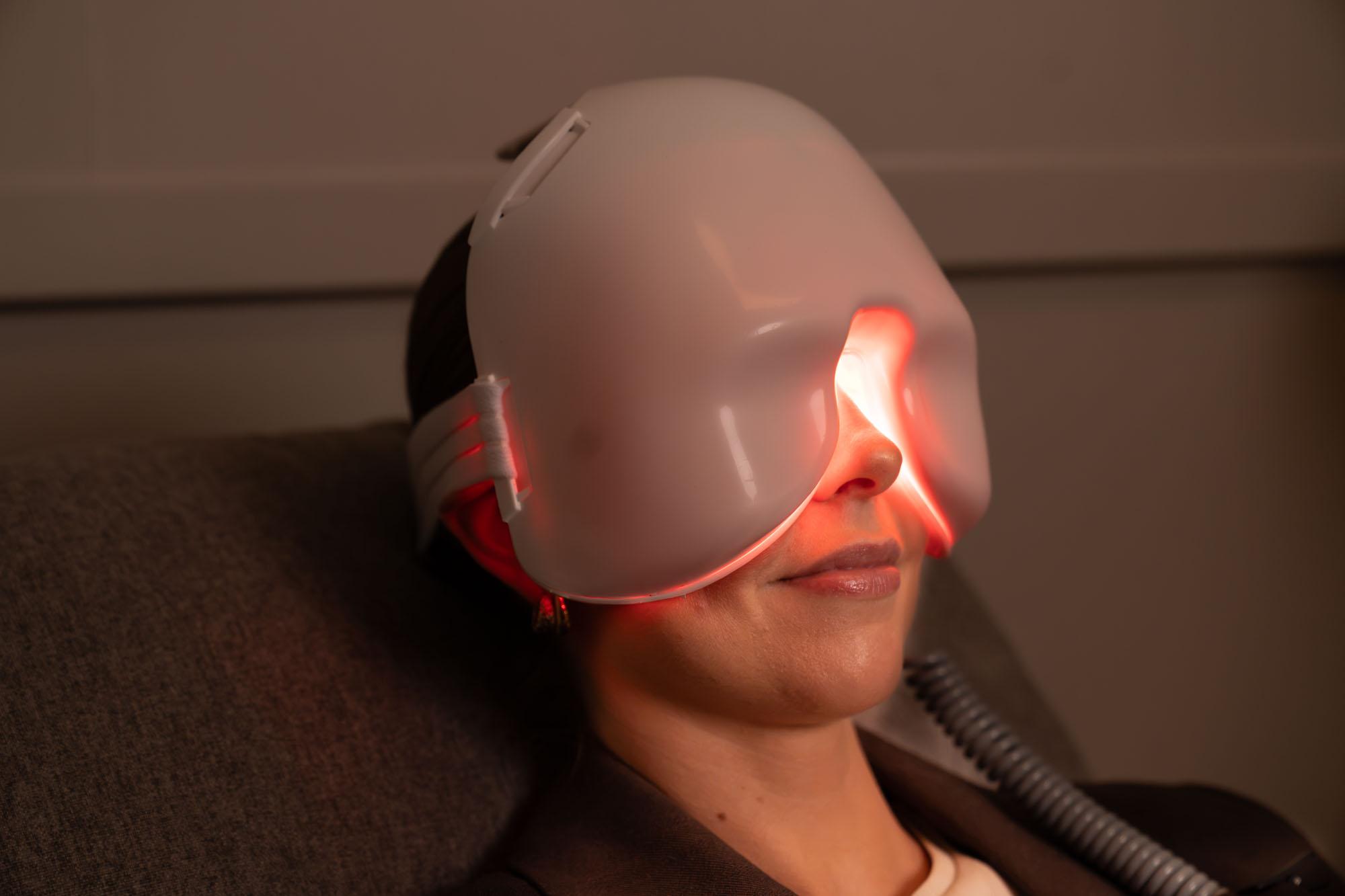 Kunde får LLLT-lysbehandling med eye-light®-maske mot tørre øyne hos c)optikk Revetal