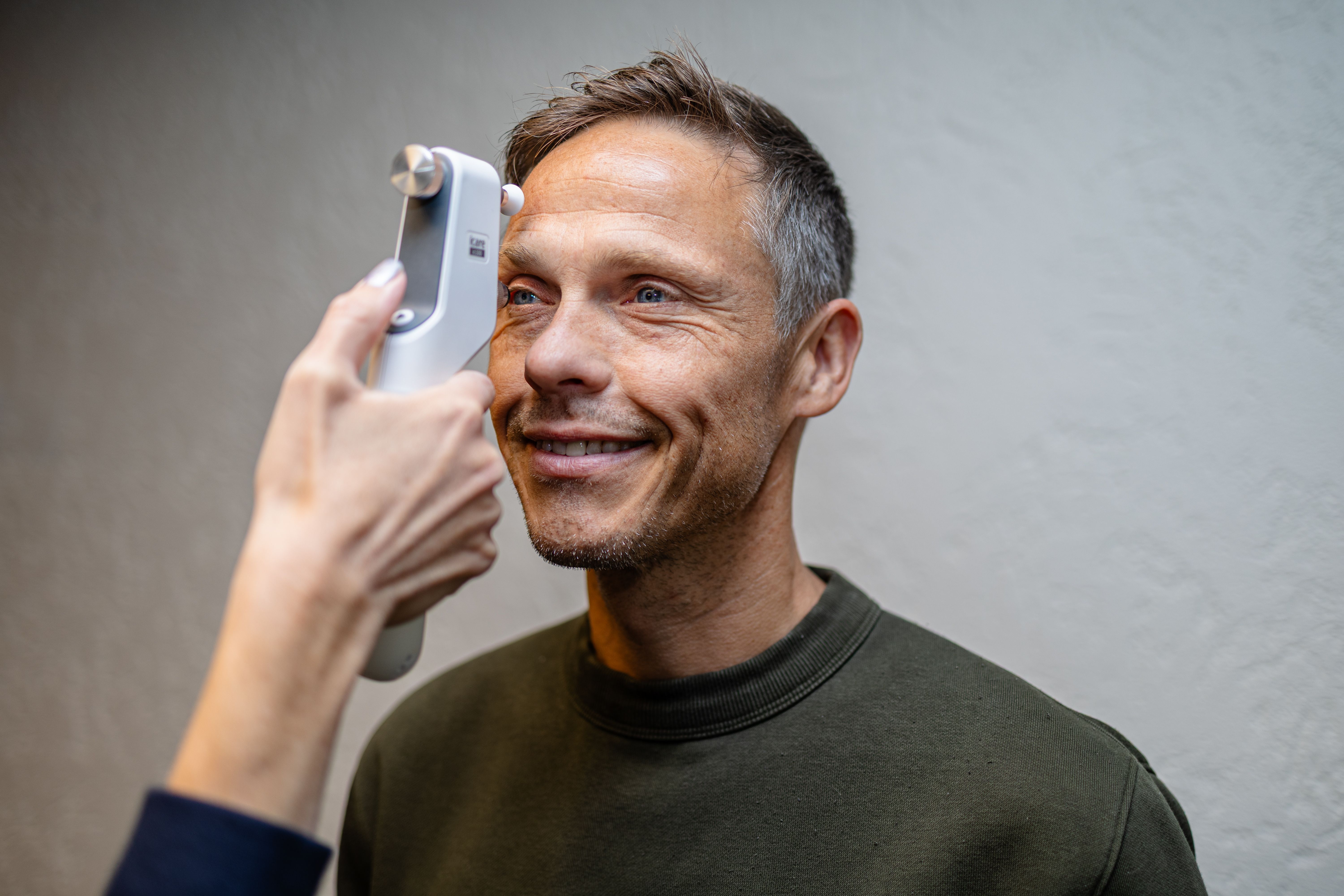 Optiker måler øyetrykket til en kunde