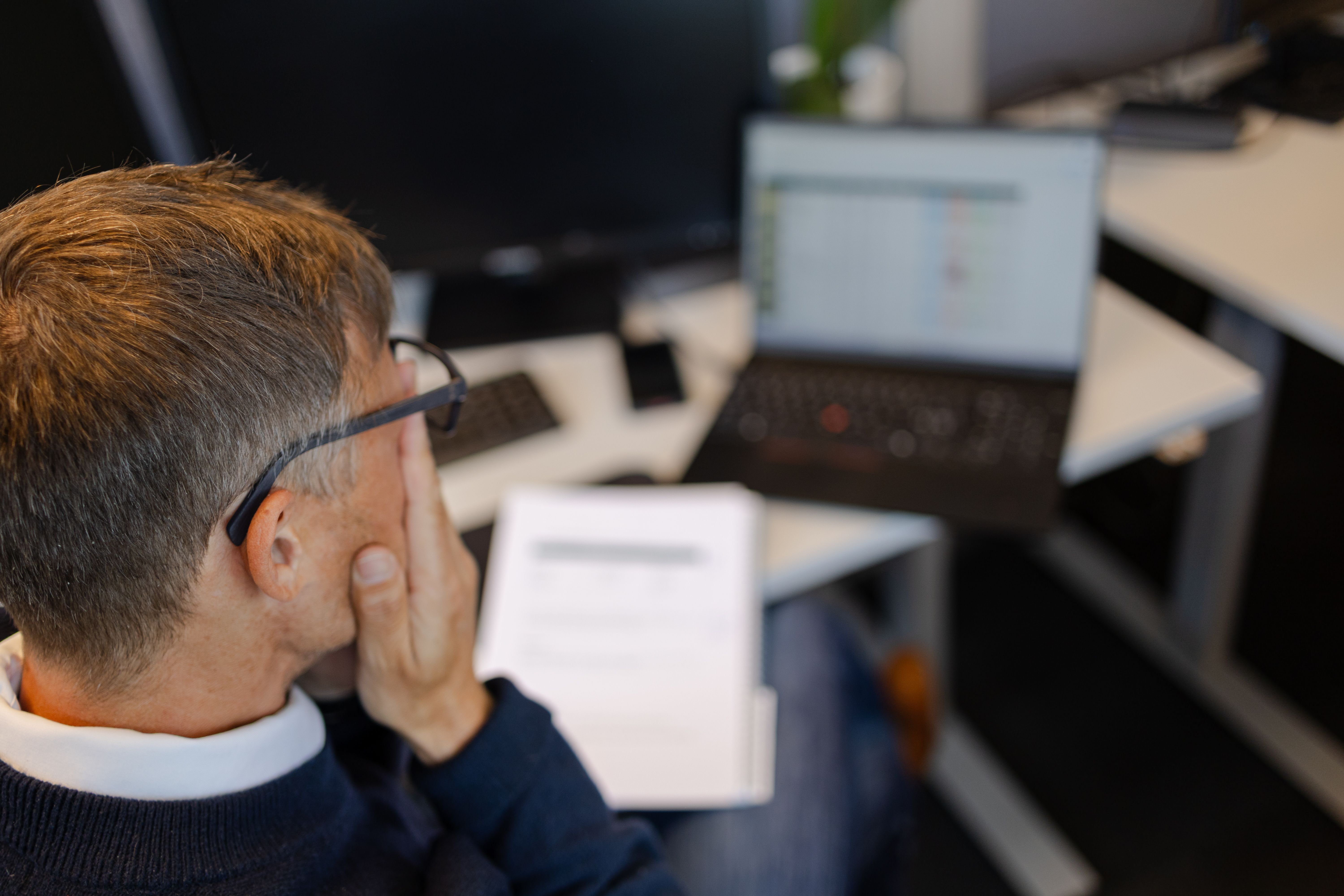 Skjermarbeid ved pult med flere skjermer