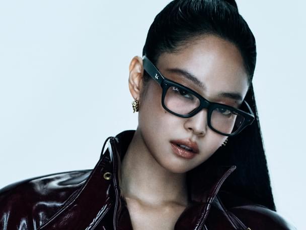 Kvinne med Ray-Ban Meta-brille med klare glass