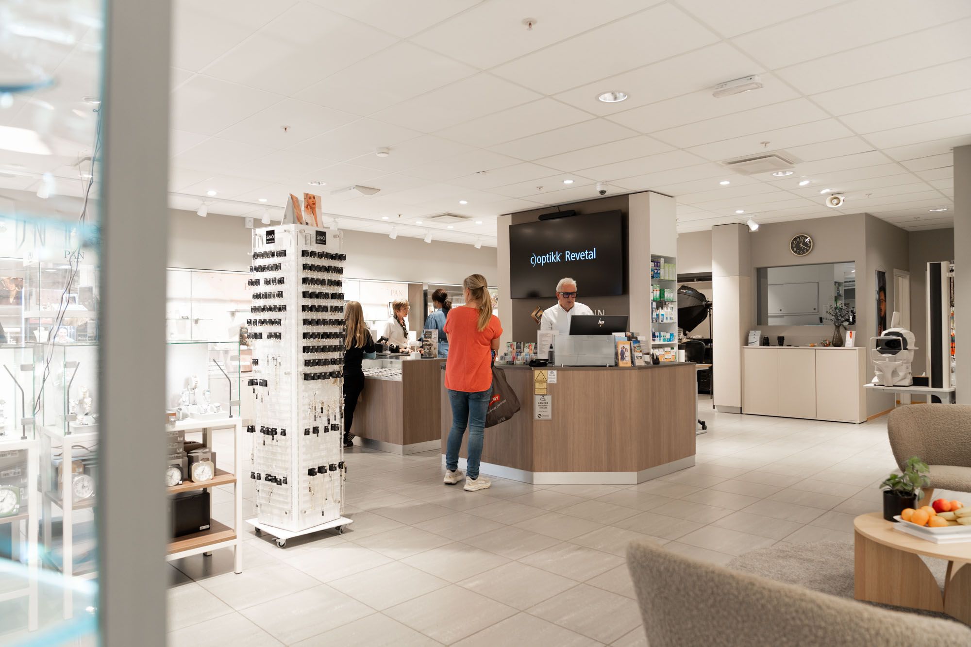 Butikklokalet til c)optikk Revetal sett fra inngangen