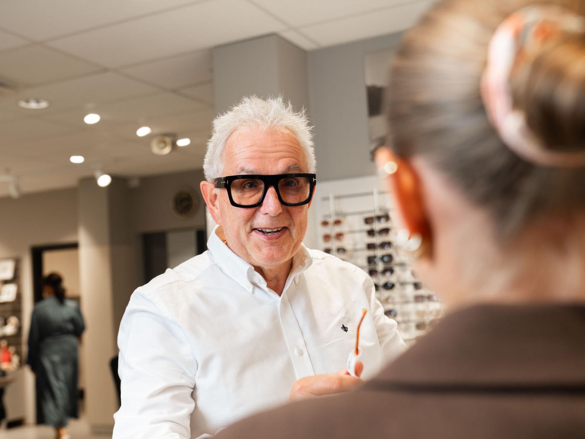 Eier Sven Erik Hatleskog i samtale med en kunde hos c)optikk Revetal