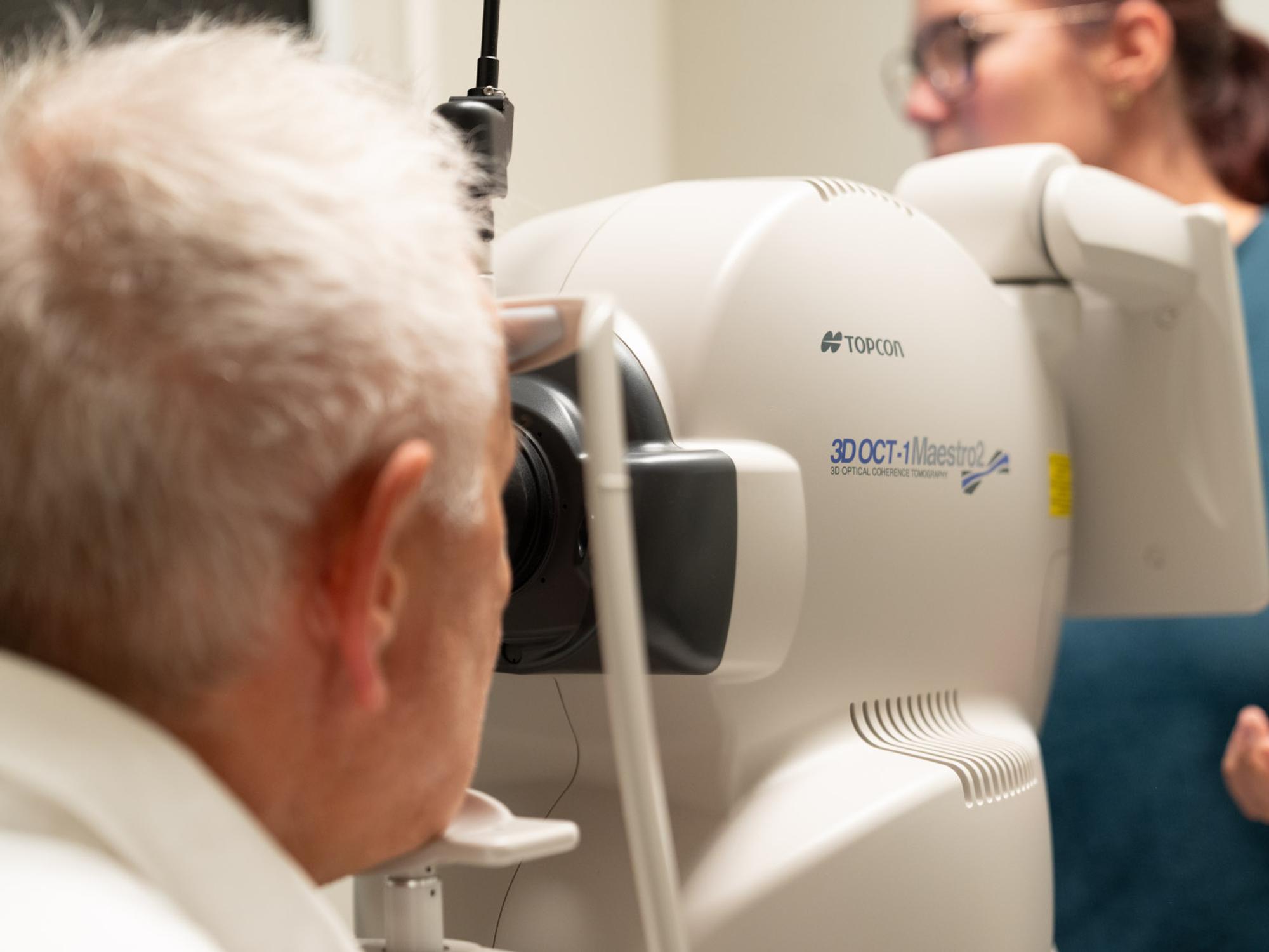 Kunde får tatt OCT-scan av øyet hos optiker
