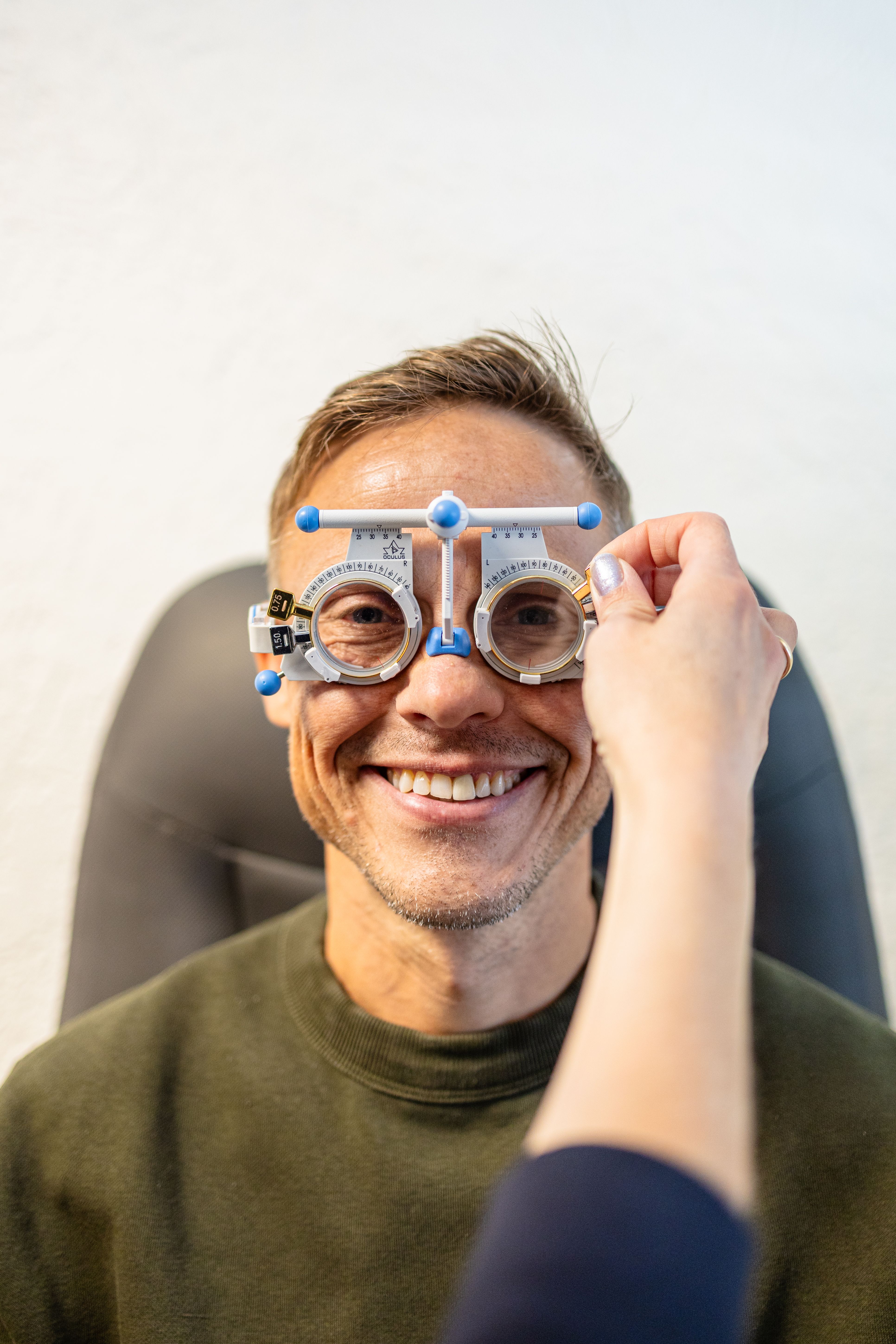 Kunde får synet undersøkt av optiker hos c)optikk Revetal