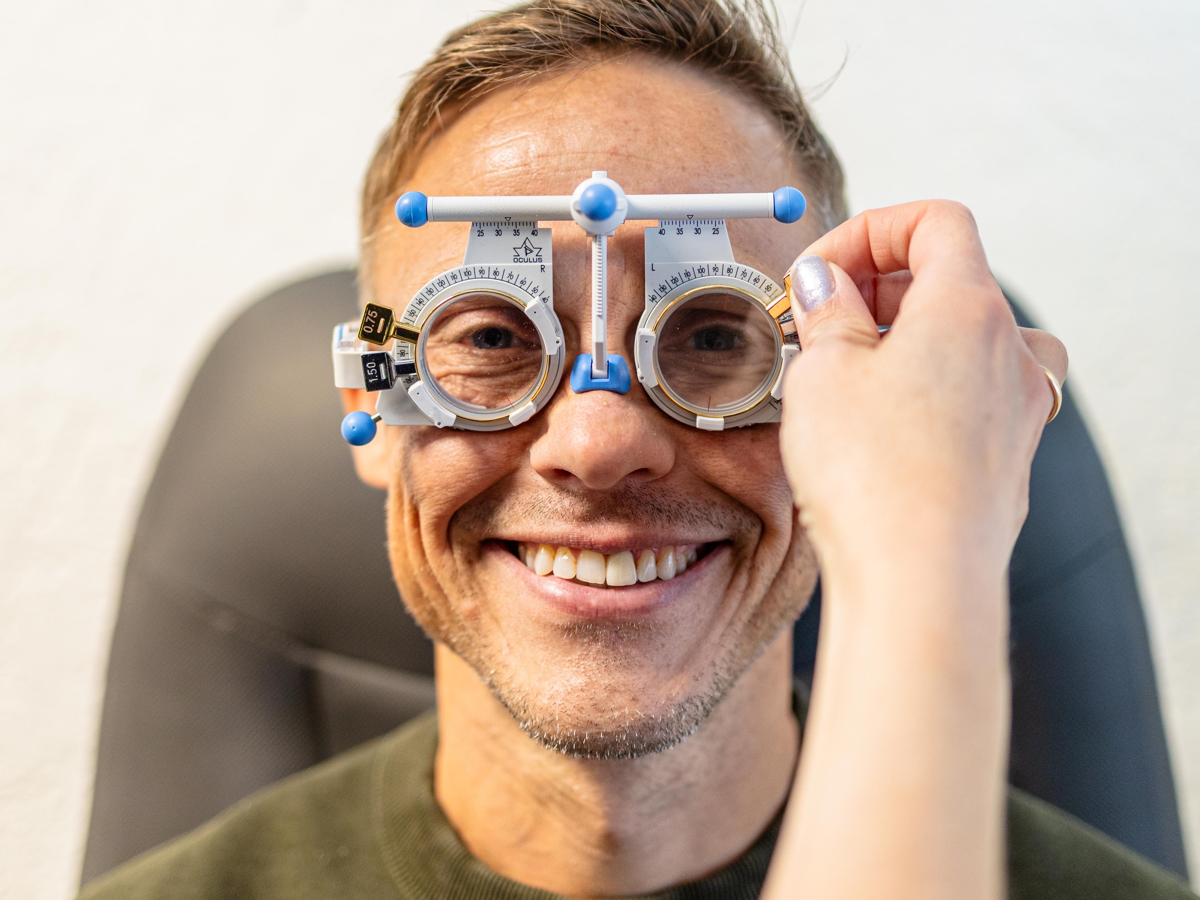 Kunde får synet undersøkt av optiker hos c)optikk Revetal