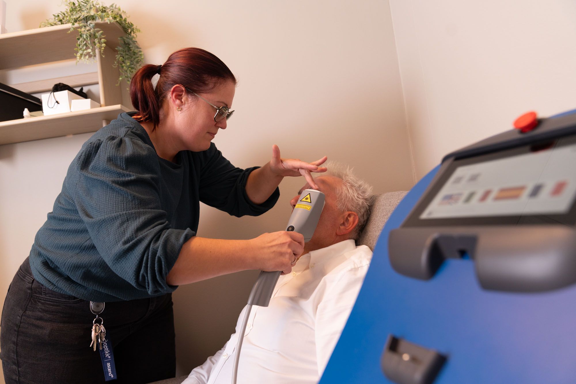 Optiker utfører IPL-behandling mot tørre øyne med eye-light®-maskinen hos c)optikk Revetal