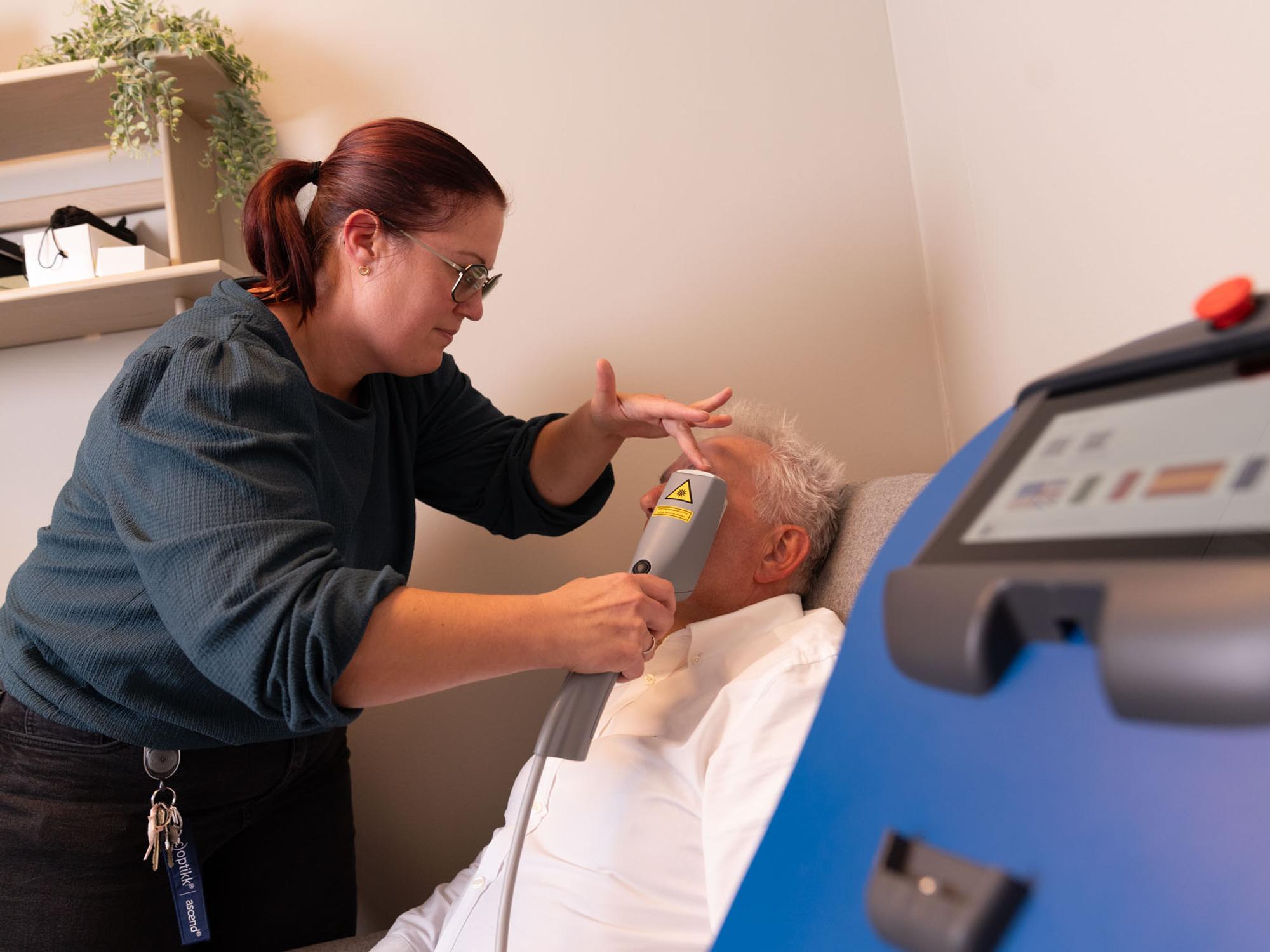 Optiker utfører IPL-behandling mot tørre øyne med eye-light®-maskinen hos c)optikk Revetal