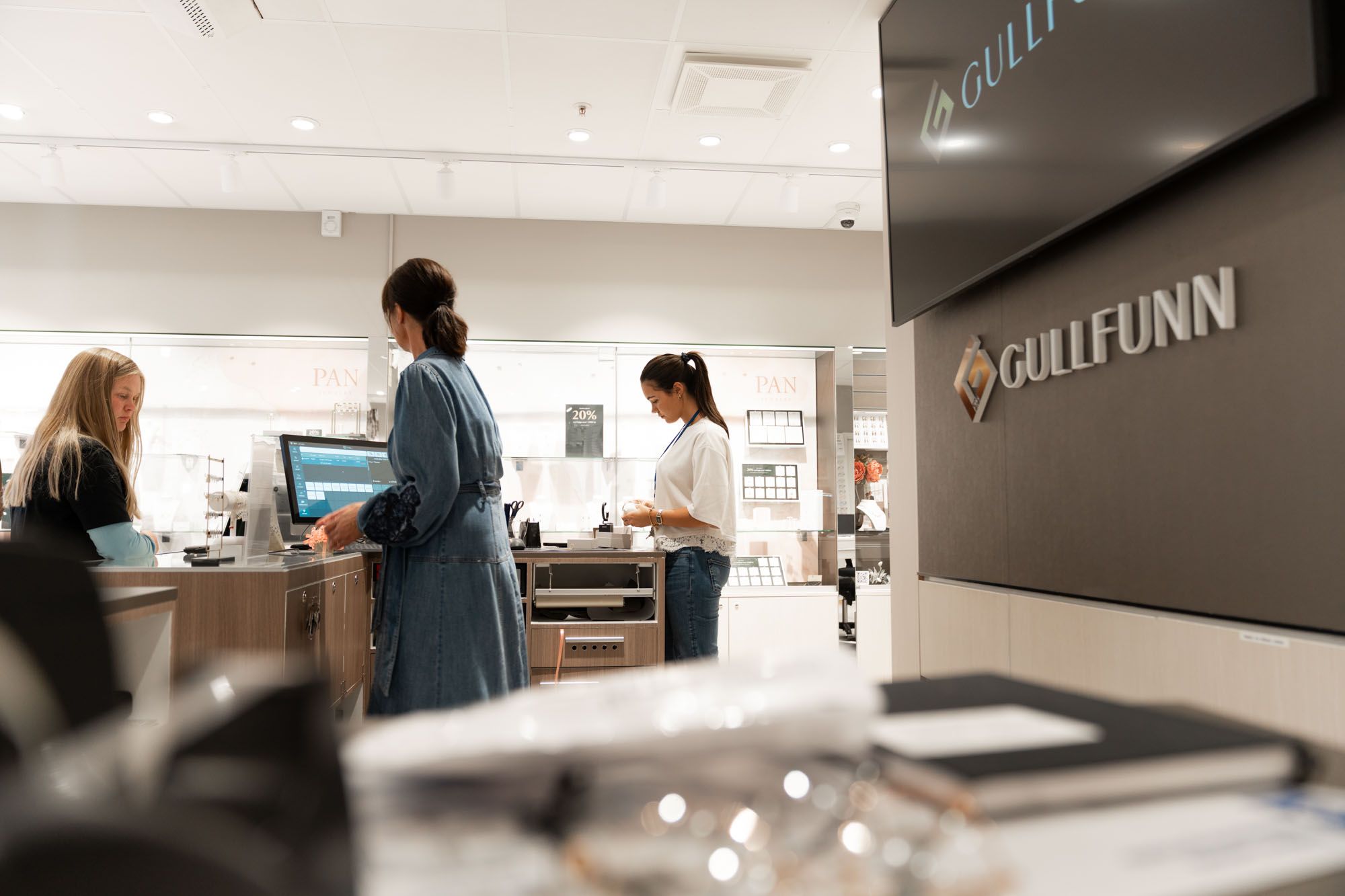 Ansatte ved skranken hos Gullfunn Revetal og c)optikk Revetal på Re-torvet