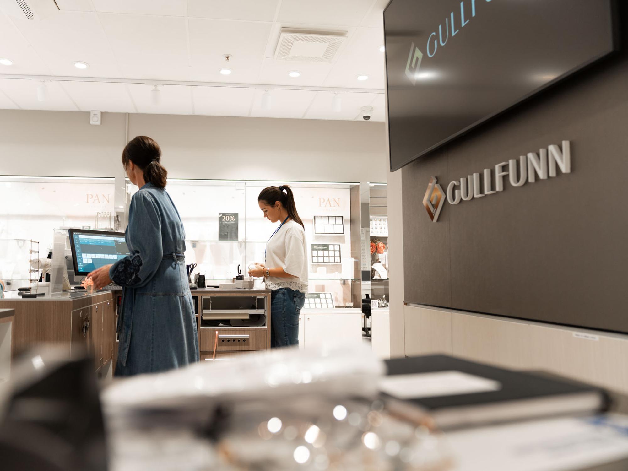 Ansatte ved skranken hos Gullfunn Revetal og c)optikk Revetal på Re-torvet
