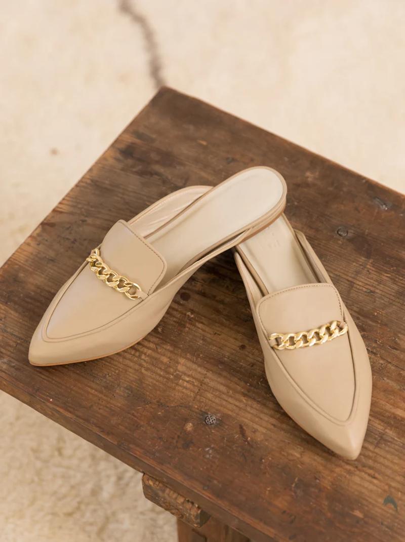 A pointed toe flats with classy gold-chain details