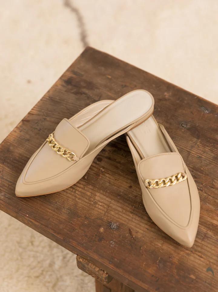A pointed toe flats with classy gold-chain details