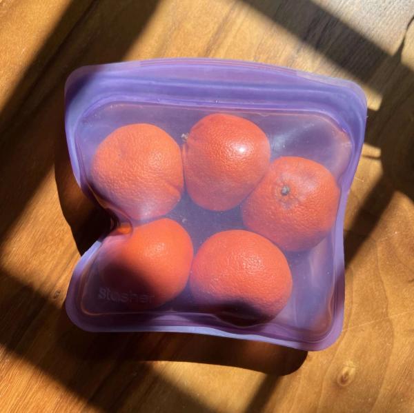 Mandarins inside a Stasher bag