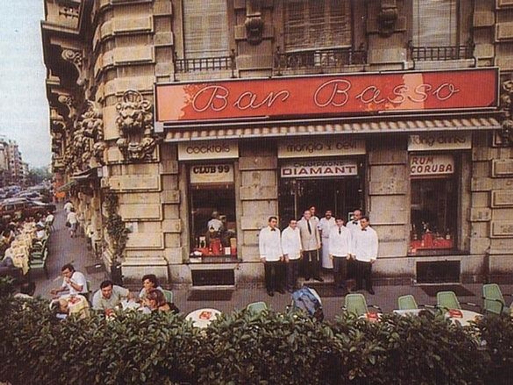 An old photograph of the Bar Basso corner, the waiters standing in white jackets at the door.