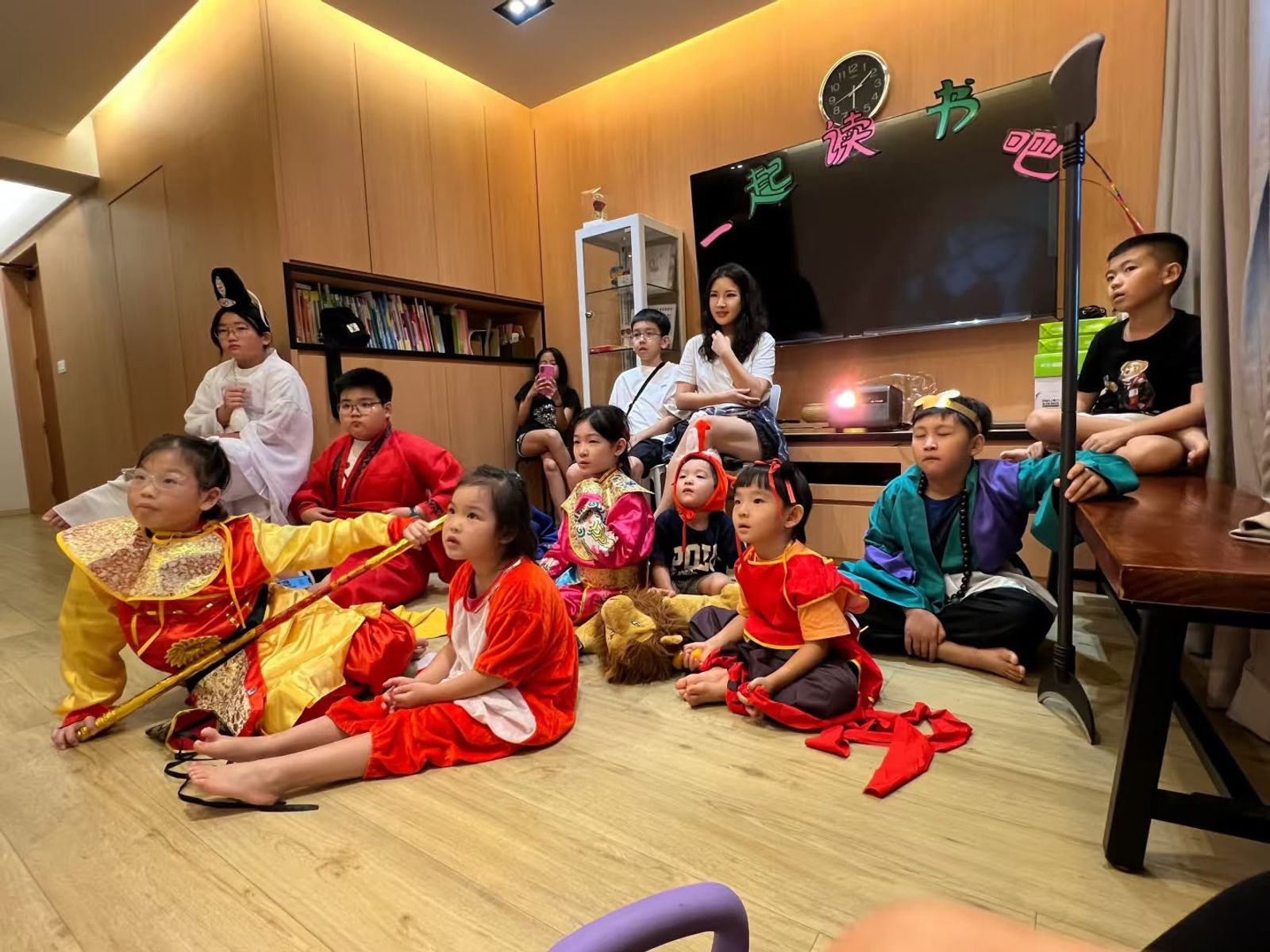 启曜华文学习空间的学生在读书会上演绎西游记