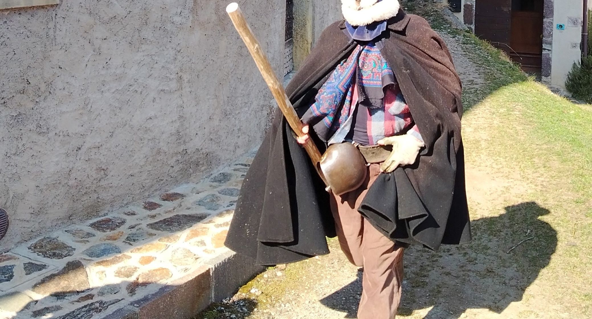 Ol Vècio col bastù