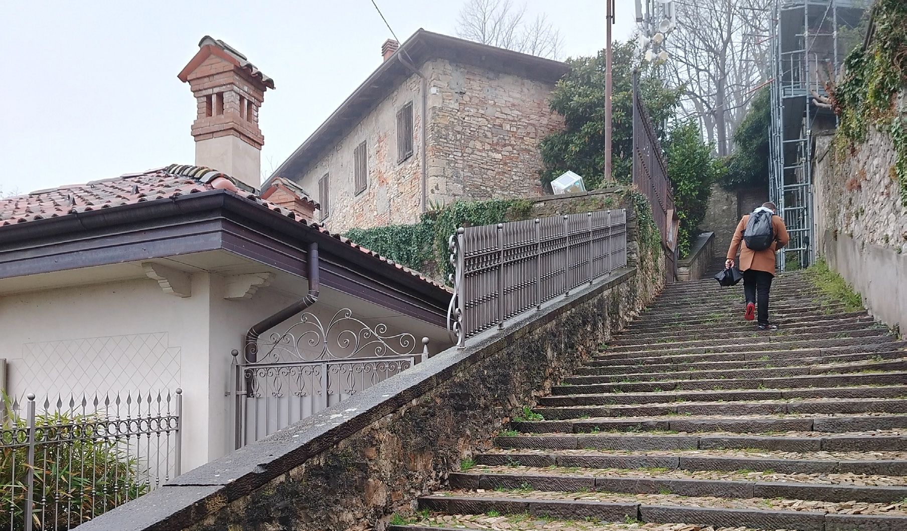 Arlecchino e Gioppino discutono delle mogli e della città e affrontano la questione della vendita della Casa del Capitano in San Vigilio