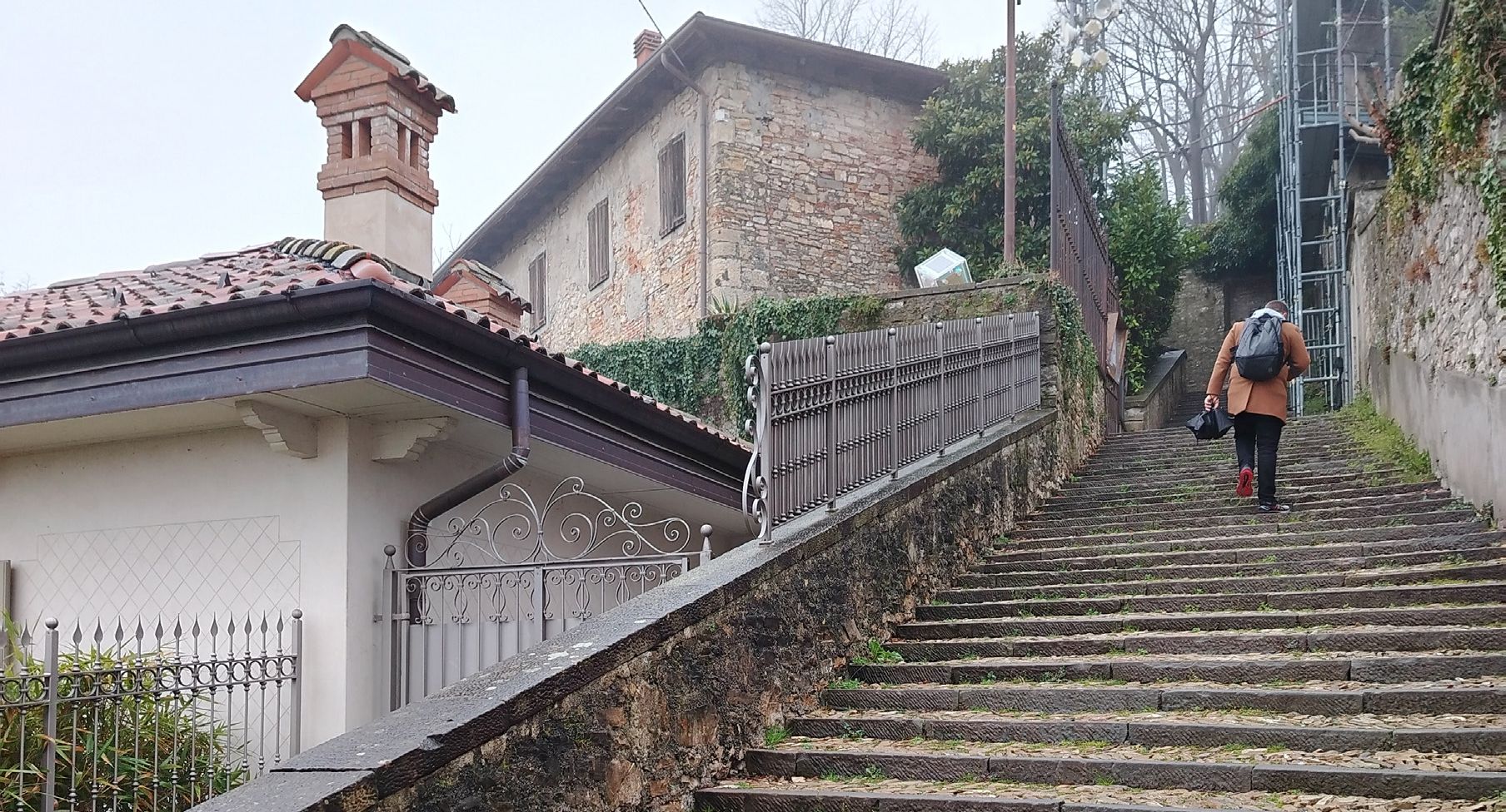 Arlecchino e Gioppino discutono delle mogli e della città e affrontano la questione della vendita della Casa del Capitano in San Vigilio
