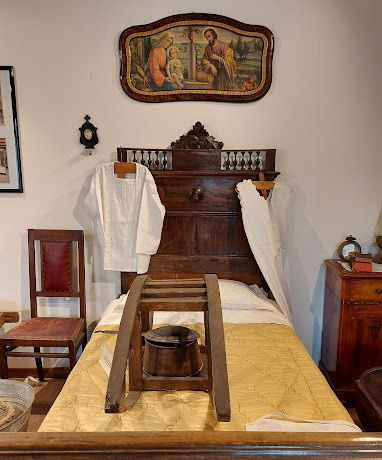 Un letto antico con la “monega”.