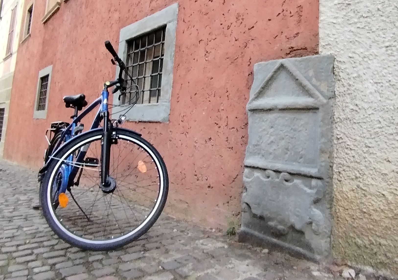 La pietra incastonata in un muro è stata posta da Venezia all’inizio di via Noca