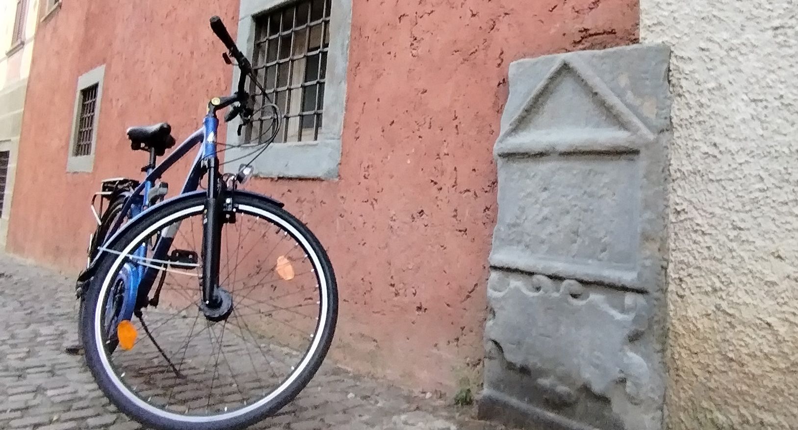 La pietra incastonata in un muro è stata posta da Venezia all’inizio di via Noca