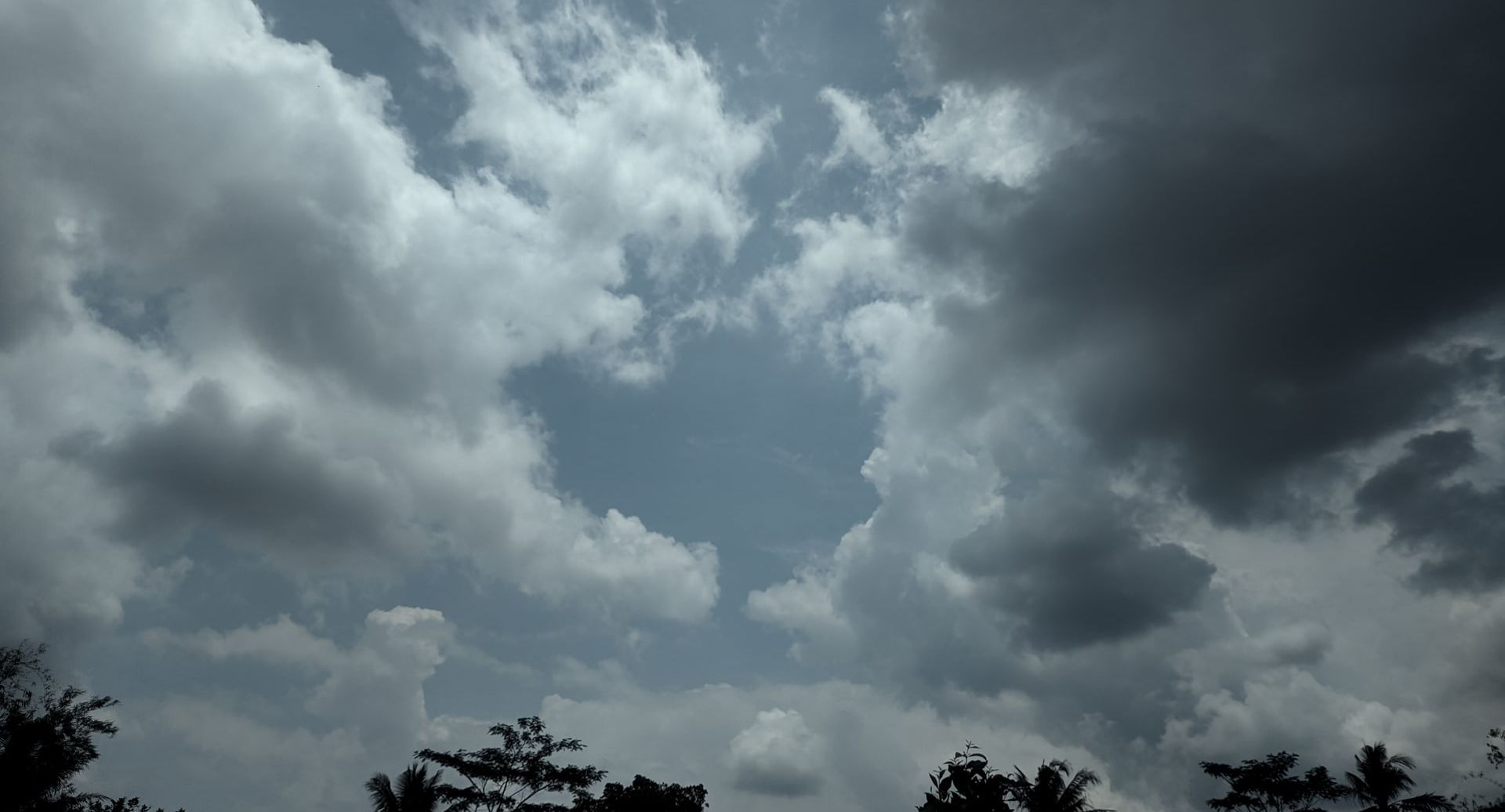 poesia il cuore e il cielo grigio