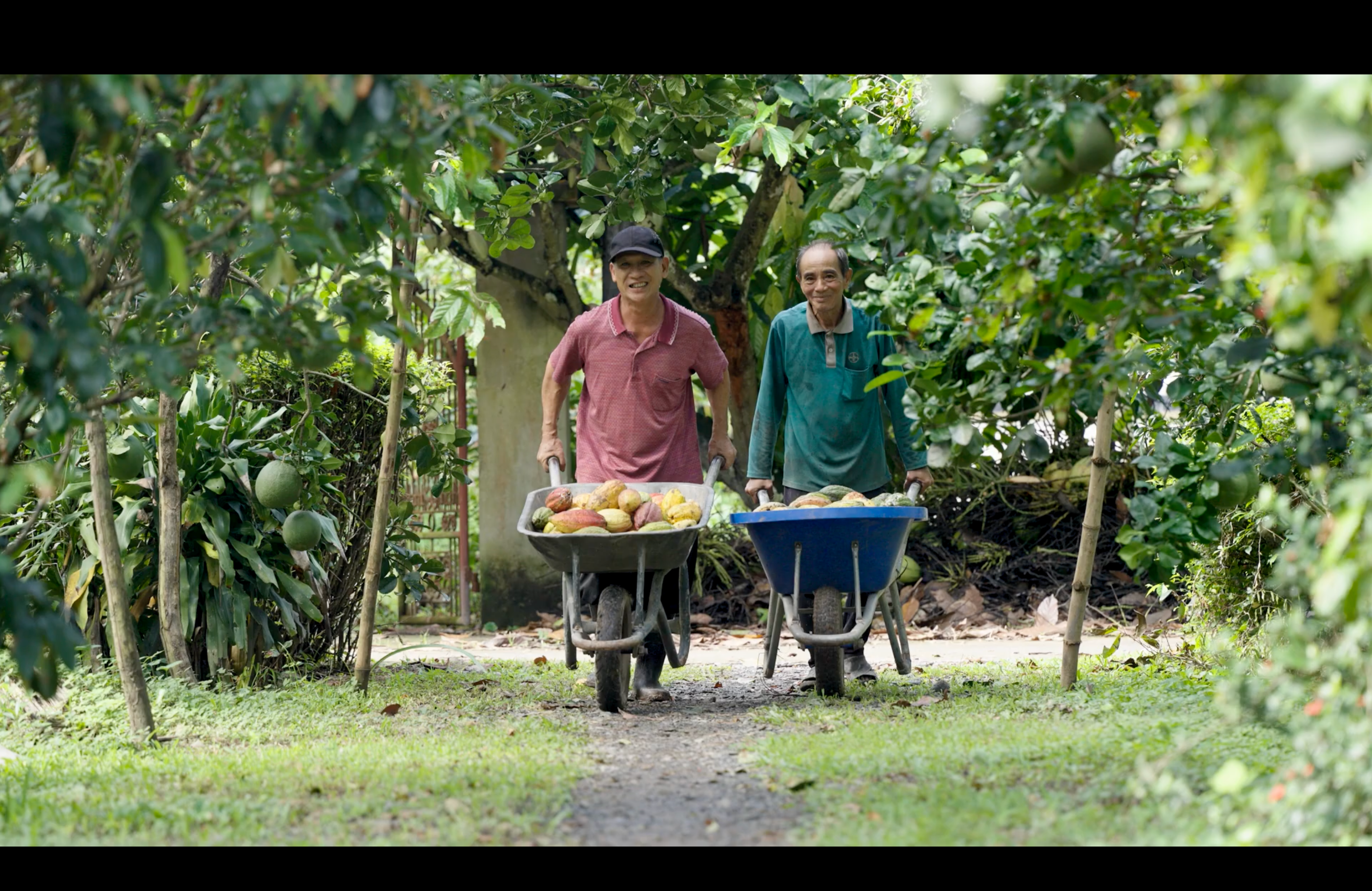 A potter at work in Bát Tràng