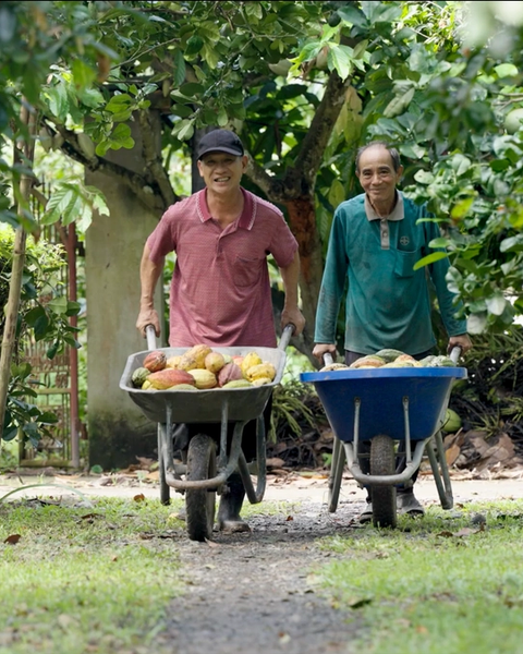 A potter at work in Bát Tràng