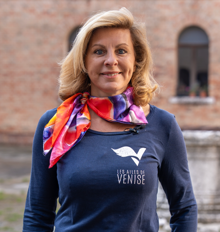 Isabelle Kahna, CEO des Ailes de Venise, portant le t-shirt de sa marque dans une cour vénitienne