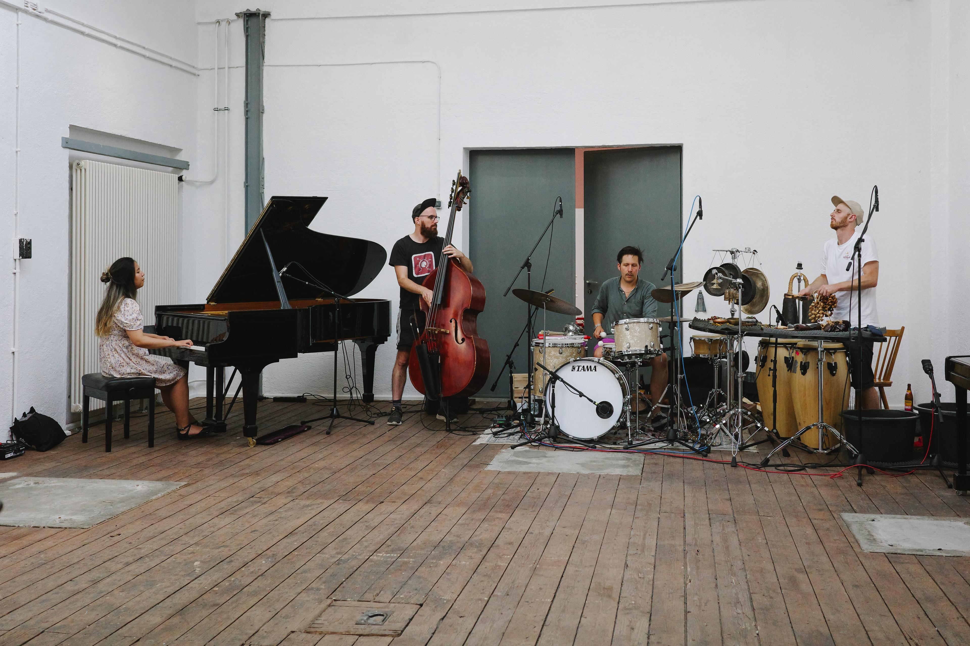 Live improvisation of Shuteen Erdenebaatar, Maximilian Hirning, Sam Wooton and Simon Popp at Zirka Munich