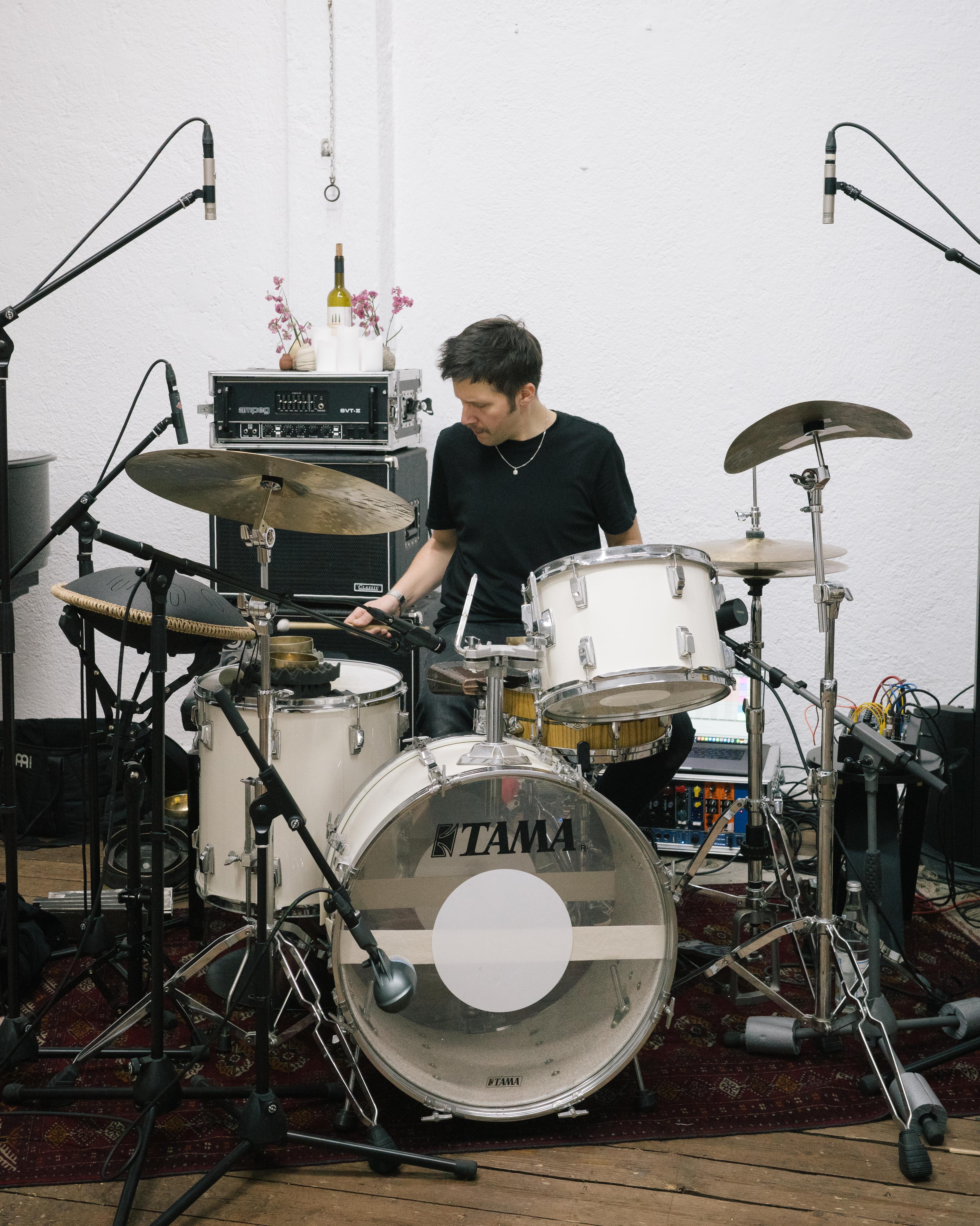 Simon Popp playing drums 