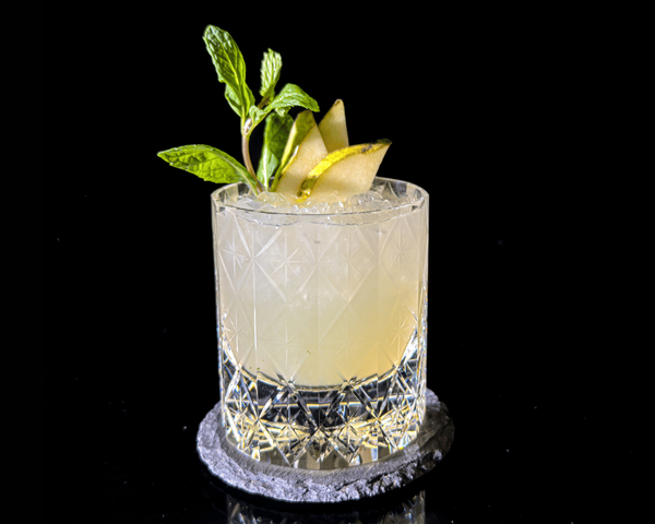 Ameragave Gold Pear Smash, cocktail glass with pear and mint leaves