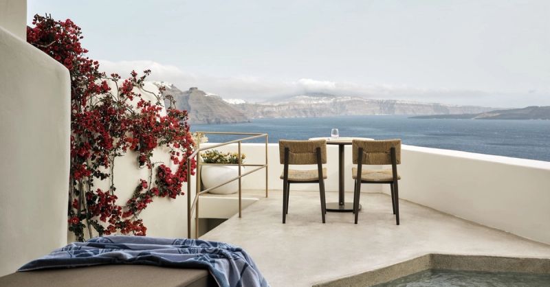 Andronis Boutique Hotel in Oia mit Blick ueber die Caldera von Santorini
